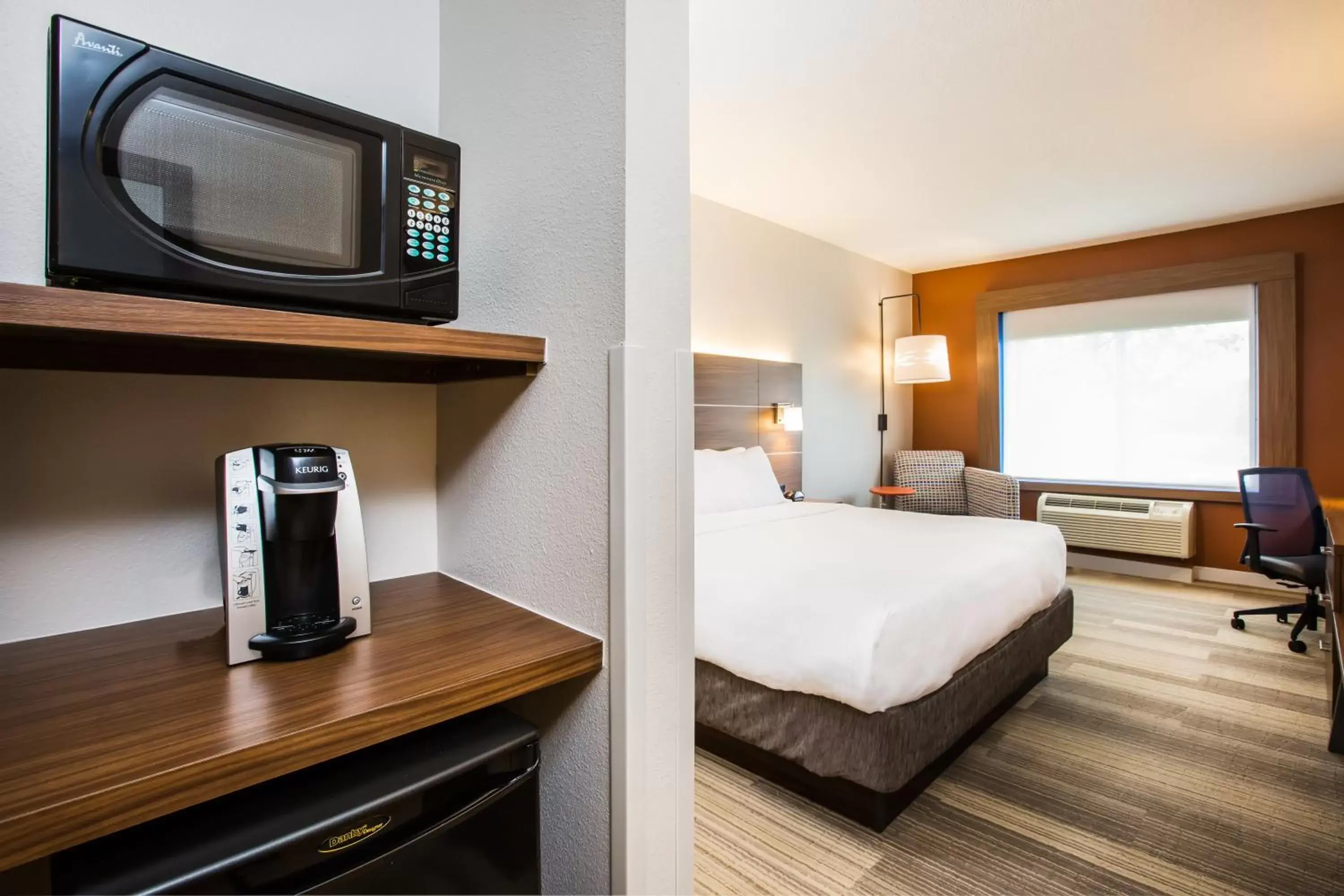 King Room - Hearing Accessible - Roll-in Shower in Holiday Inn Express Hotel & Suites Bellevue-Omaha Area, an IHG Hotel King Room - Hearing Accessible - Roll-in Shower in Holiday Inn Express Hotel & Suites Bellevue-Omaha Area, an IHG Hotel