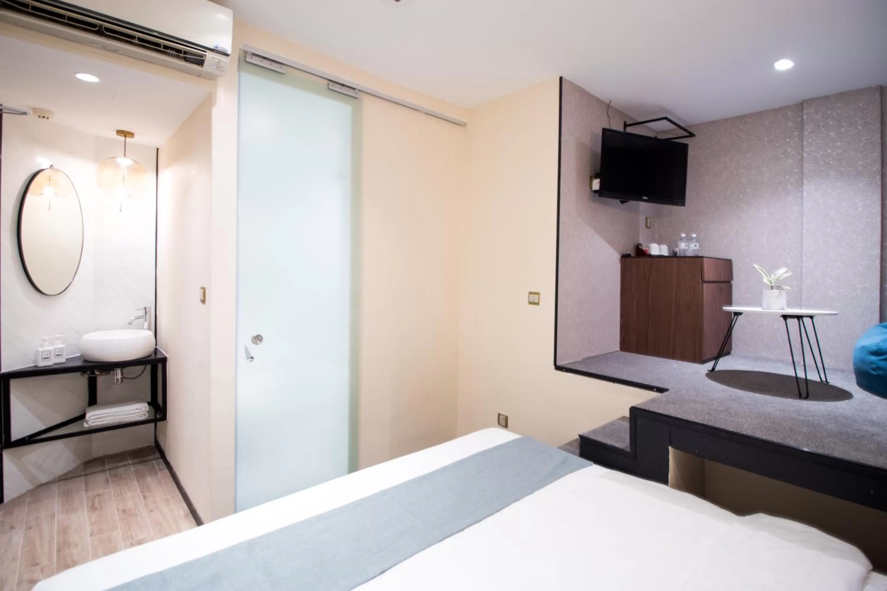 Bedroom in Harbour Ville Hotel - Hamilton