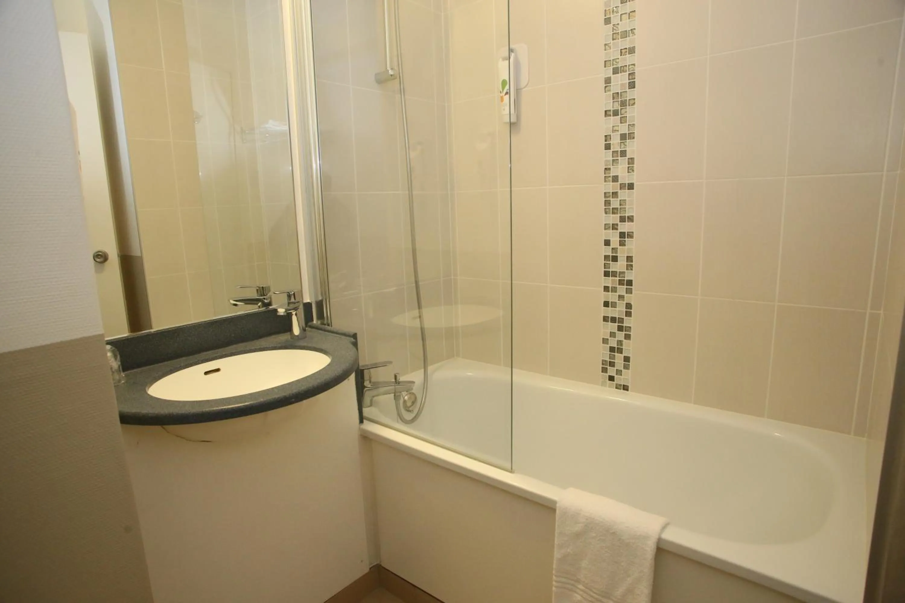 Bathroom in ibis Styles Orléans