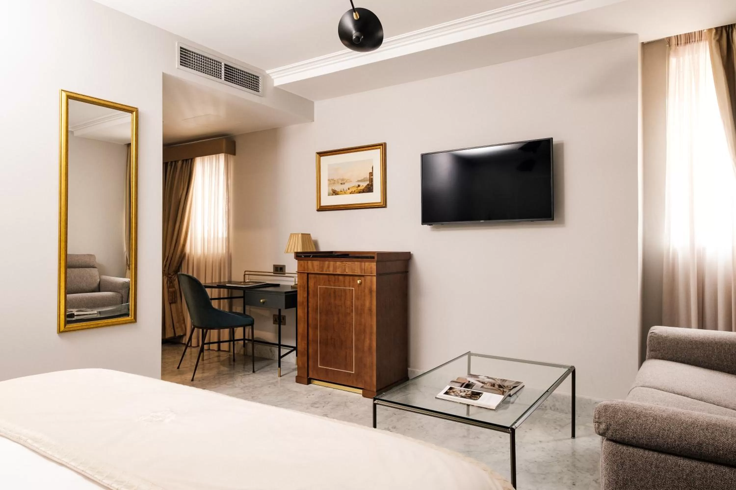 TV and multimedia, Bed in The Gomerino Hotel