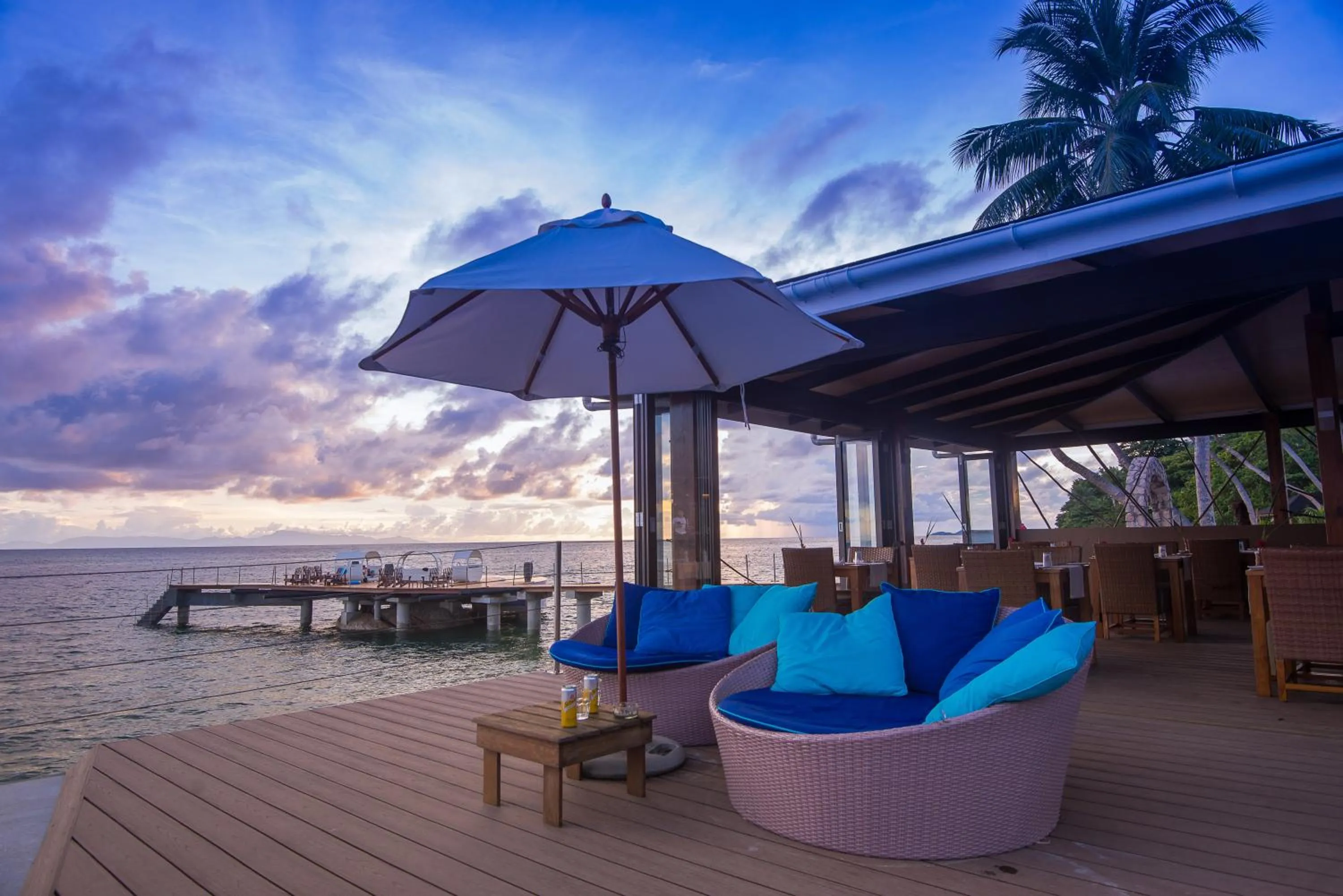 Lounge or bar in Coco de Mer Hotel and Black Parrot Suites