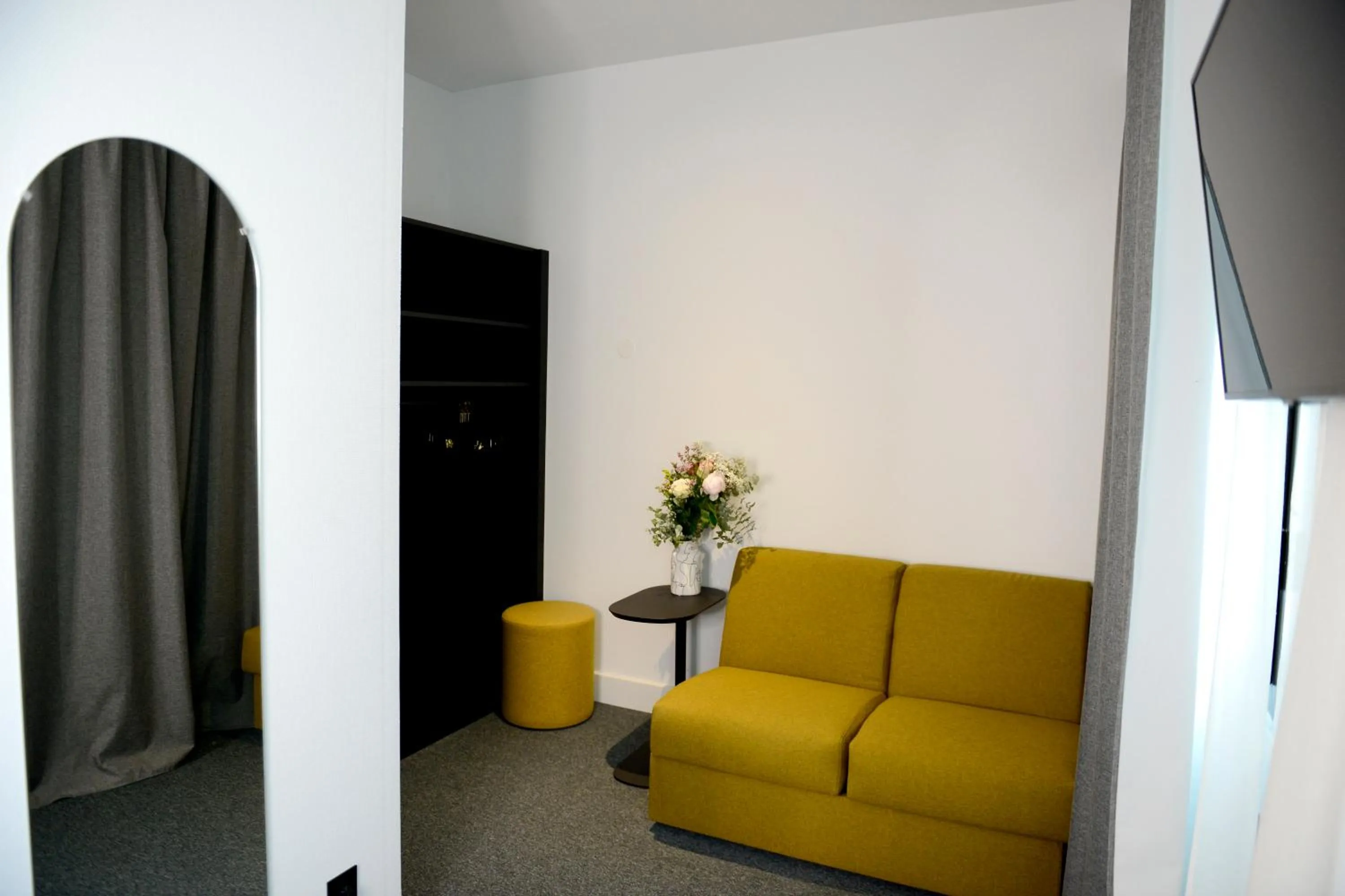 Shower in Hôtel Villa Berlioz