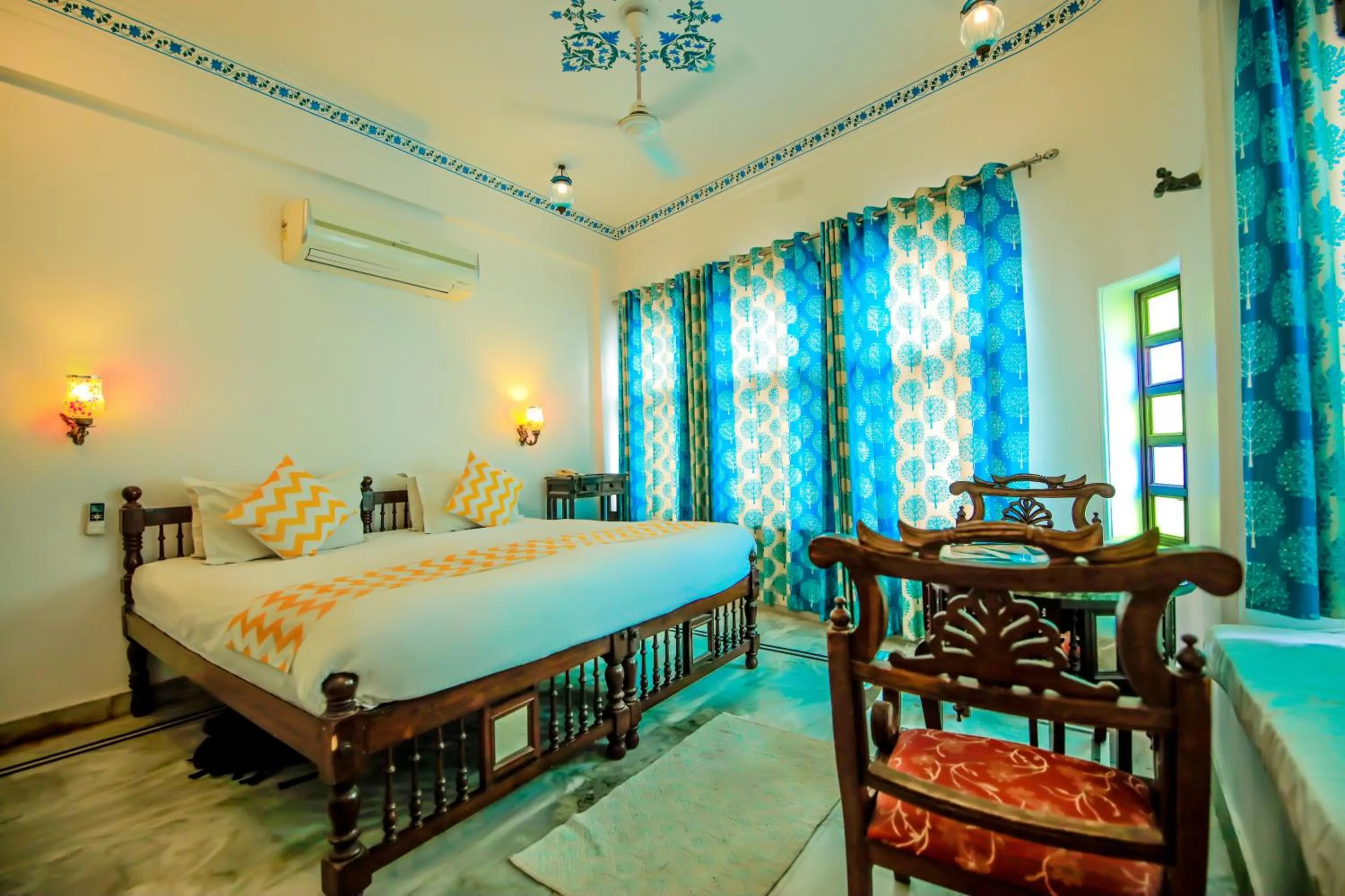 Photo of the whole room, Bed in Hotel Devraj Niwas on Lake Pichola