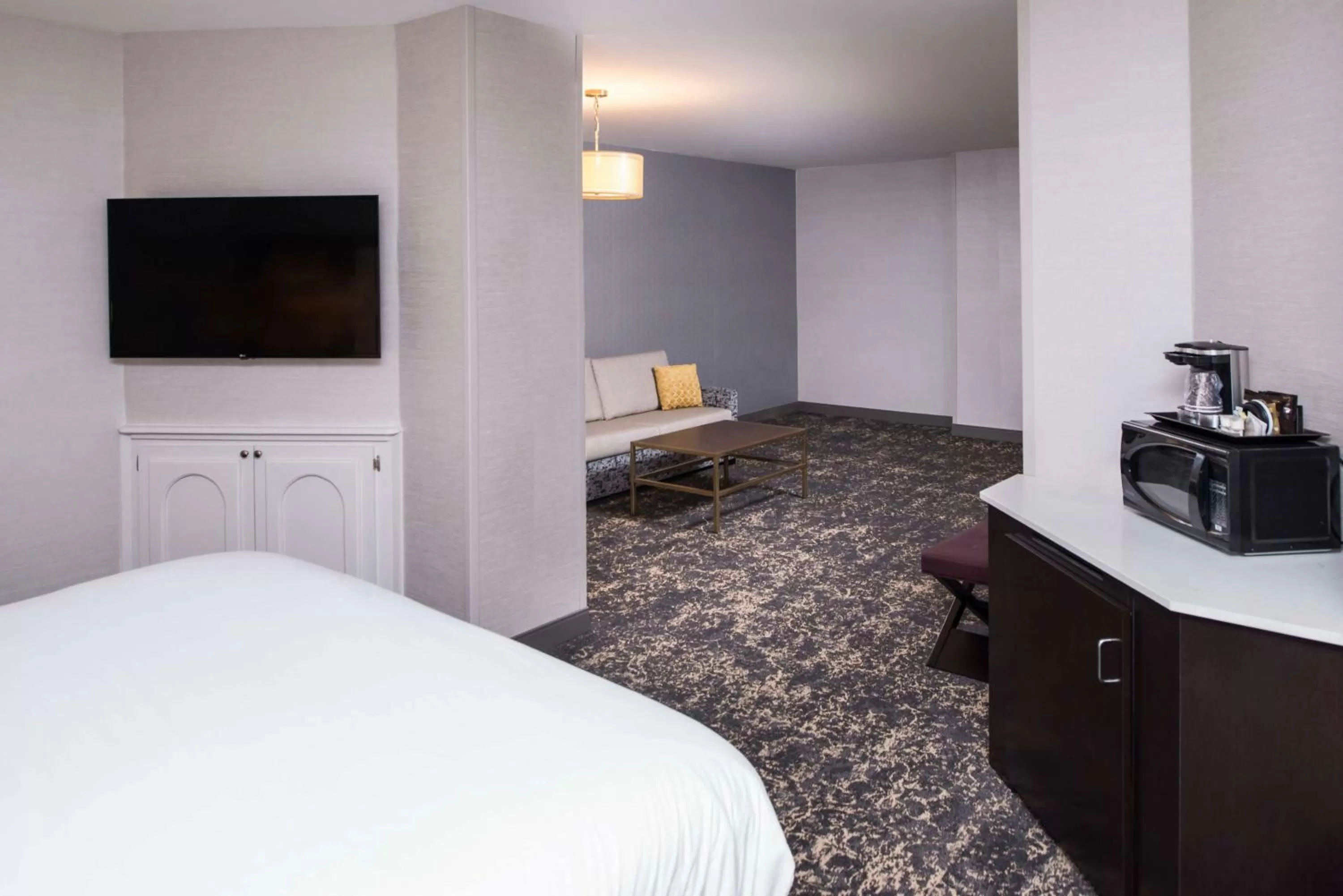 Living room, Bed in DoubleTree by Hilton Utica