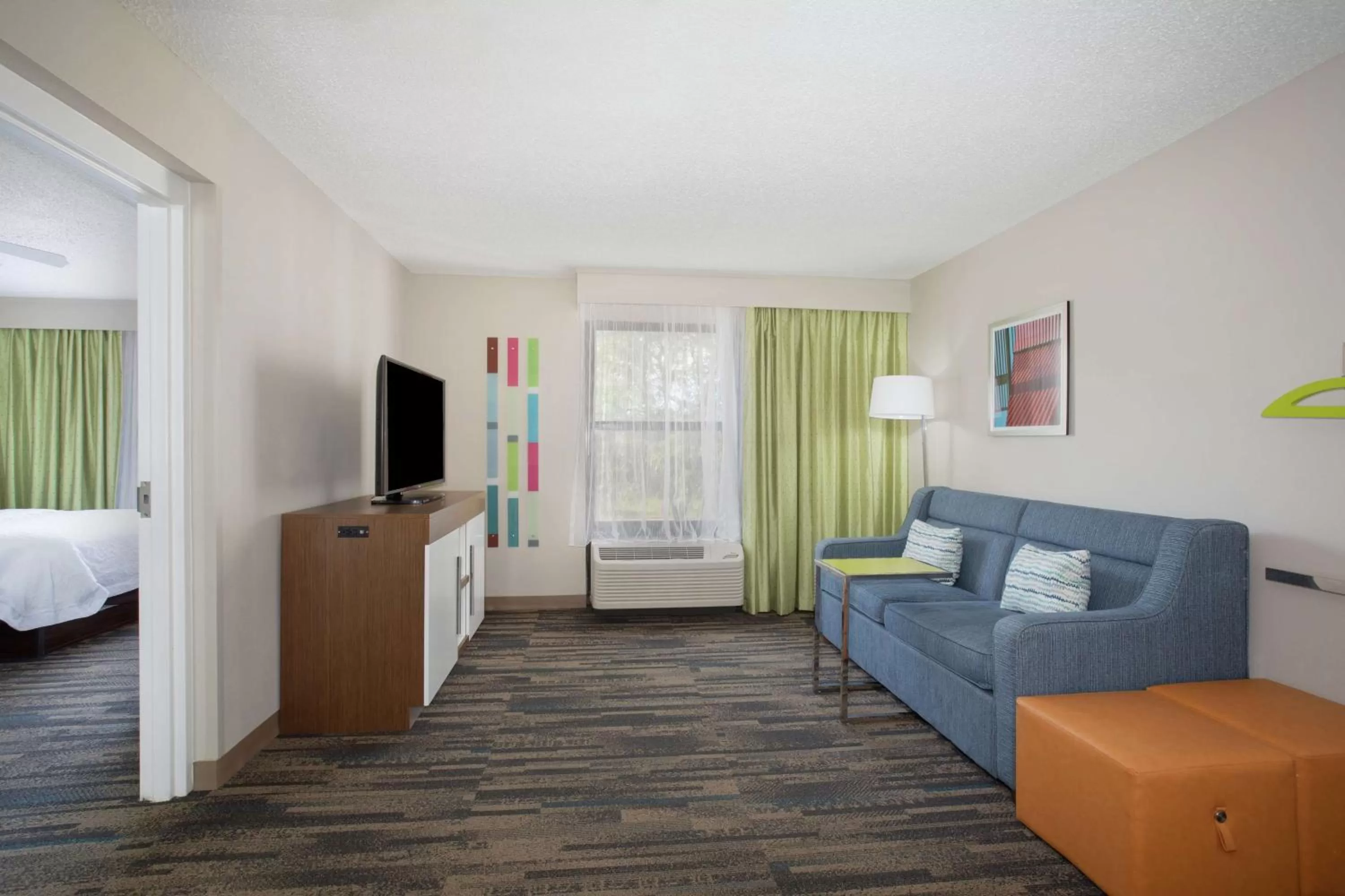 Bedroom, Bed in Hampton Inn & Suites Kansas City-Merriam