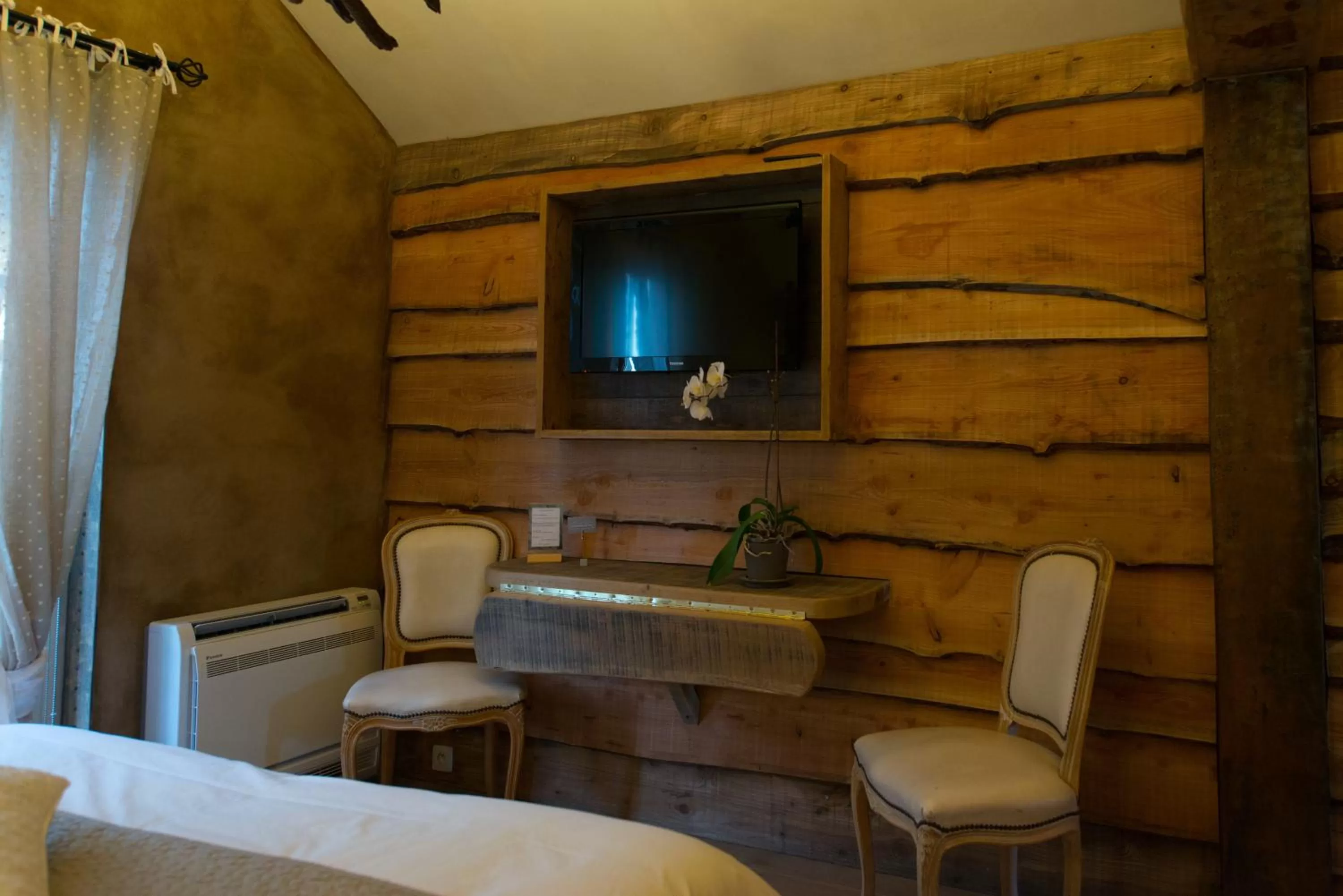 Shower, TV/Entertainment Center in Les Chambres du Vivier, chambres d'hôtes et gîte - à 100m -