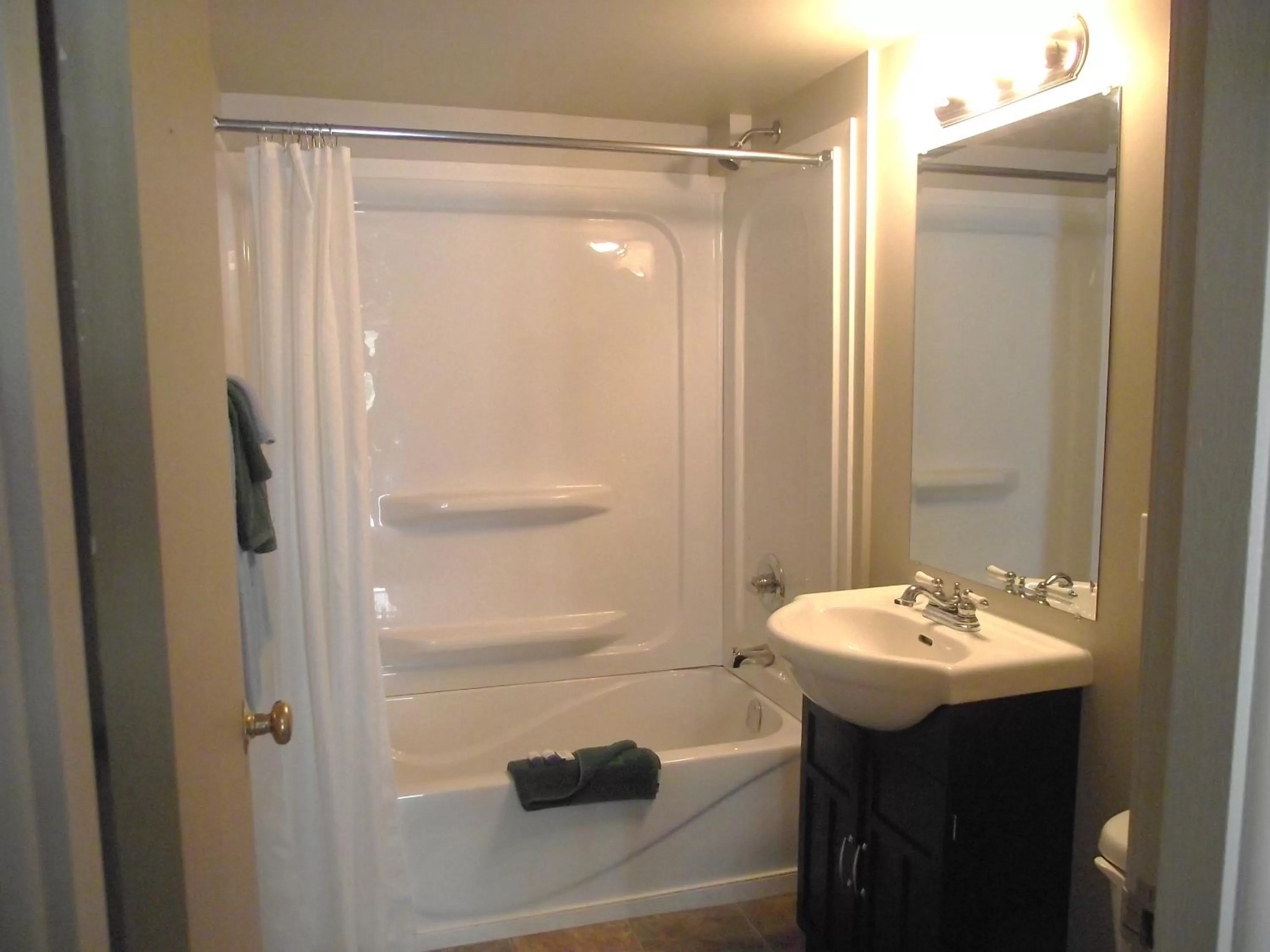 Bathroom in Stratford Motel