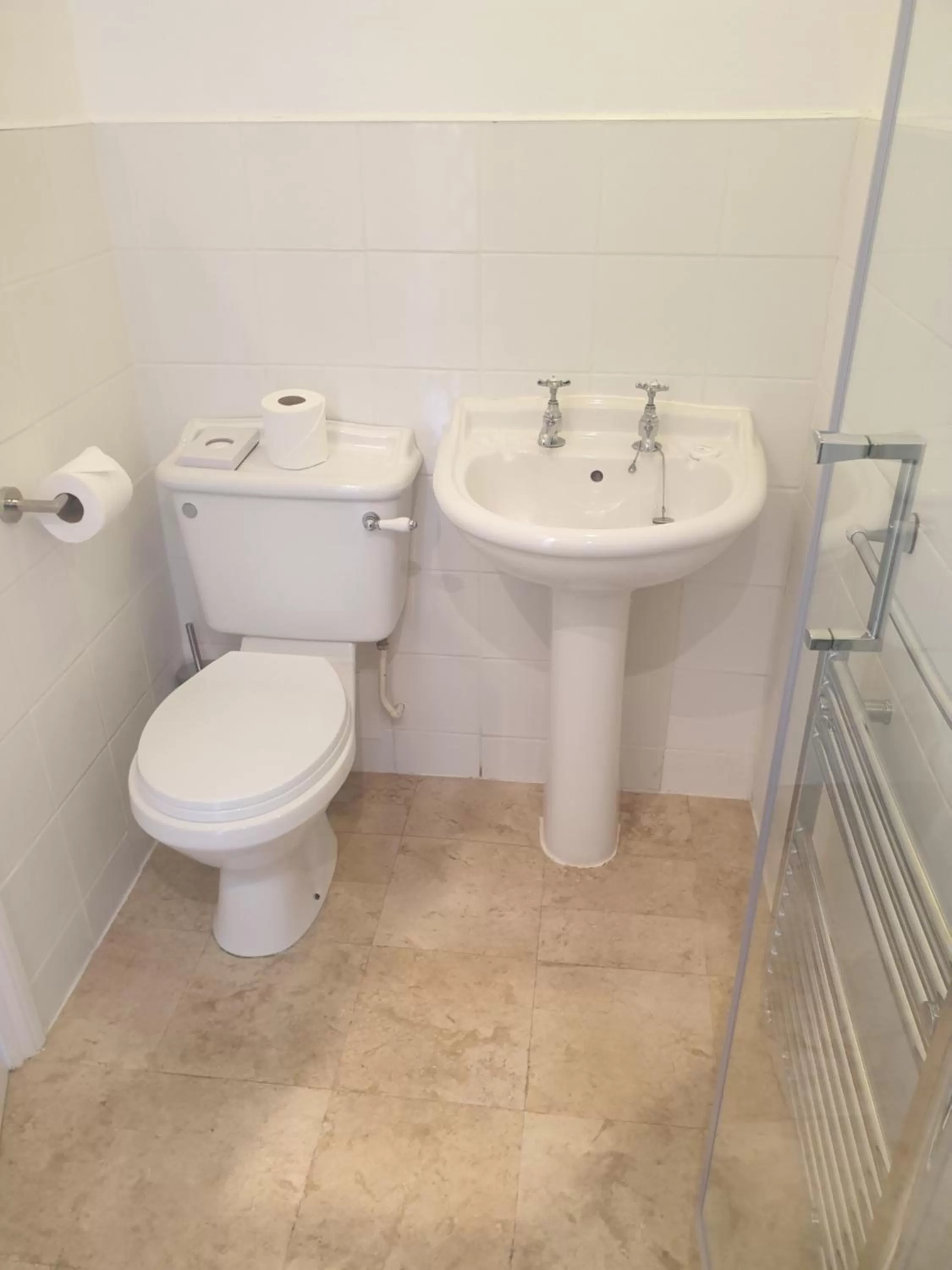 Bathroom in The Tavistock Inn