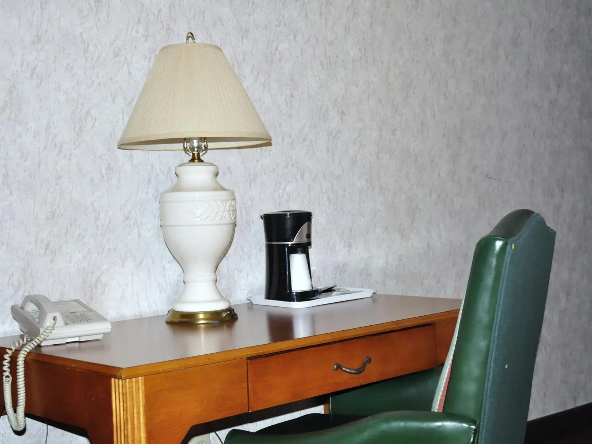 Queen Suite with Spa Bath in Howard Johnson by Wyndham Niagara Falls Queen Suite with Spa Bath in Howard Johnson by Wyndham Niagara Falls