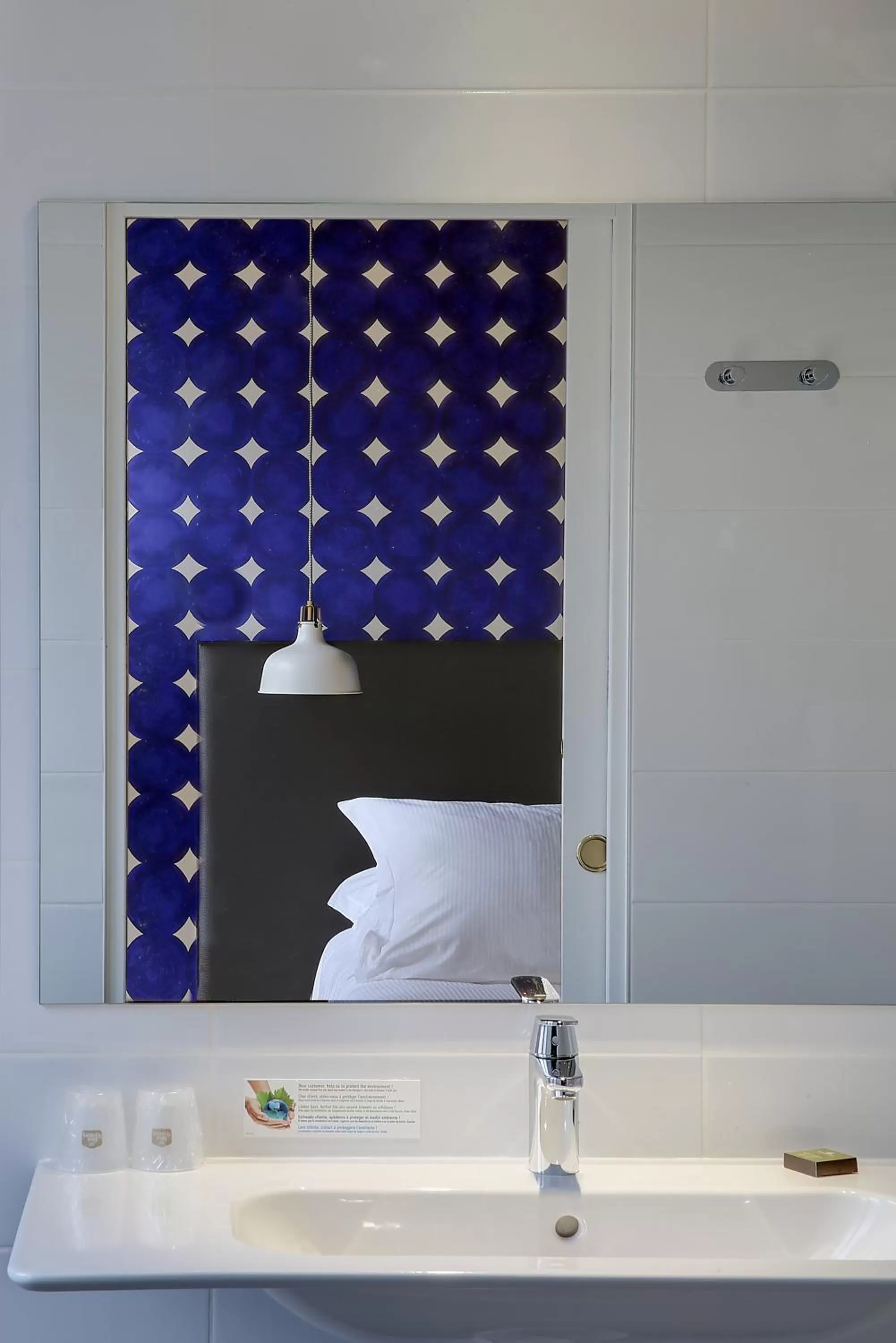 Bathroom, Bed in Best Western Citadelle