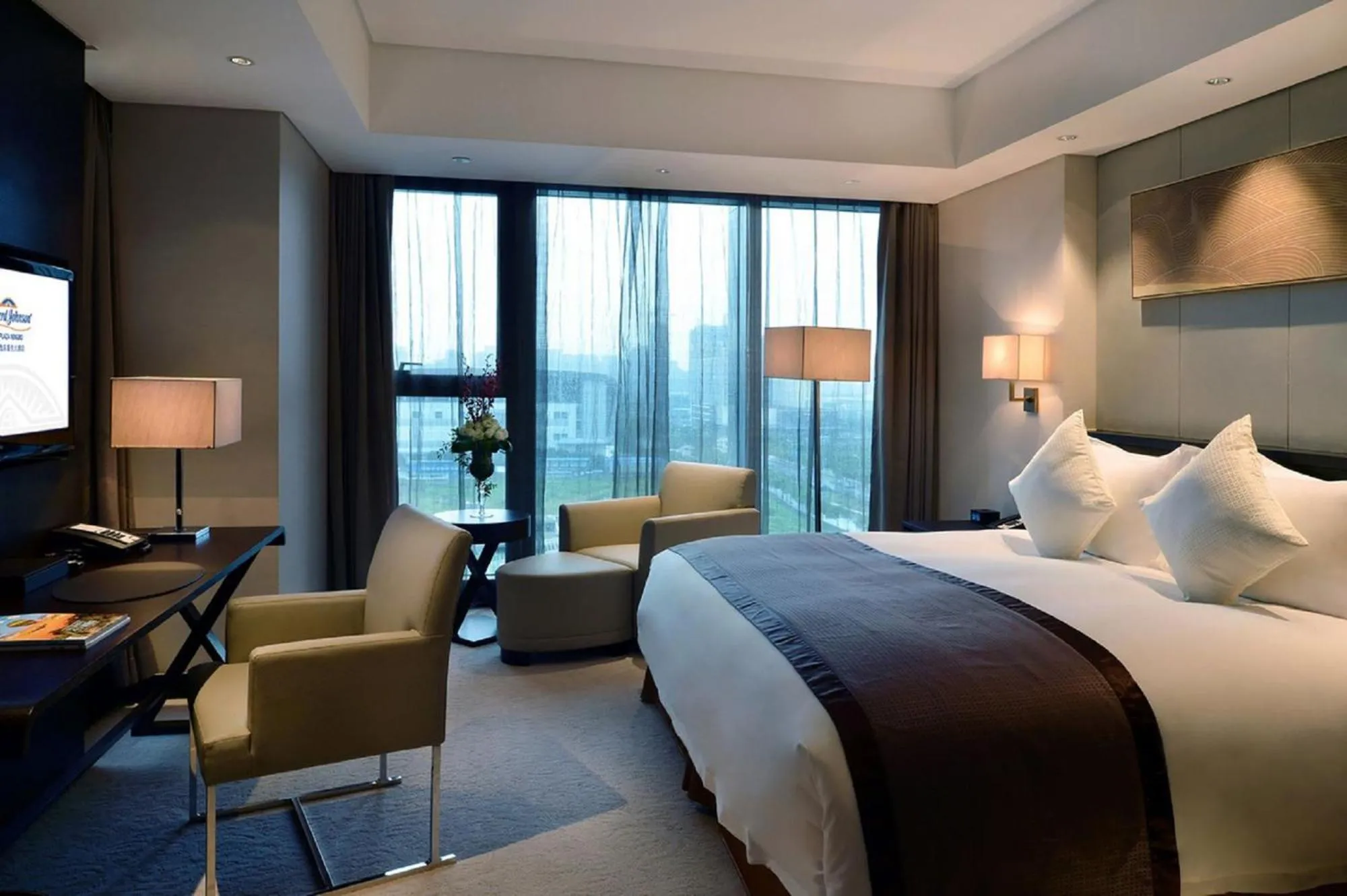 Bed in Howard Johnson IFC Plaza Ningbo