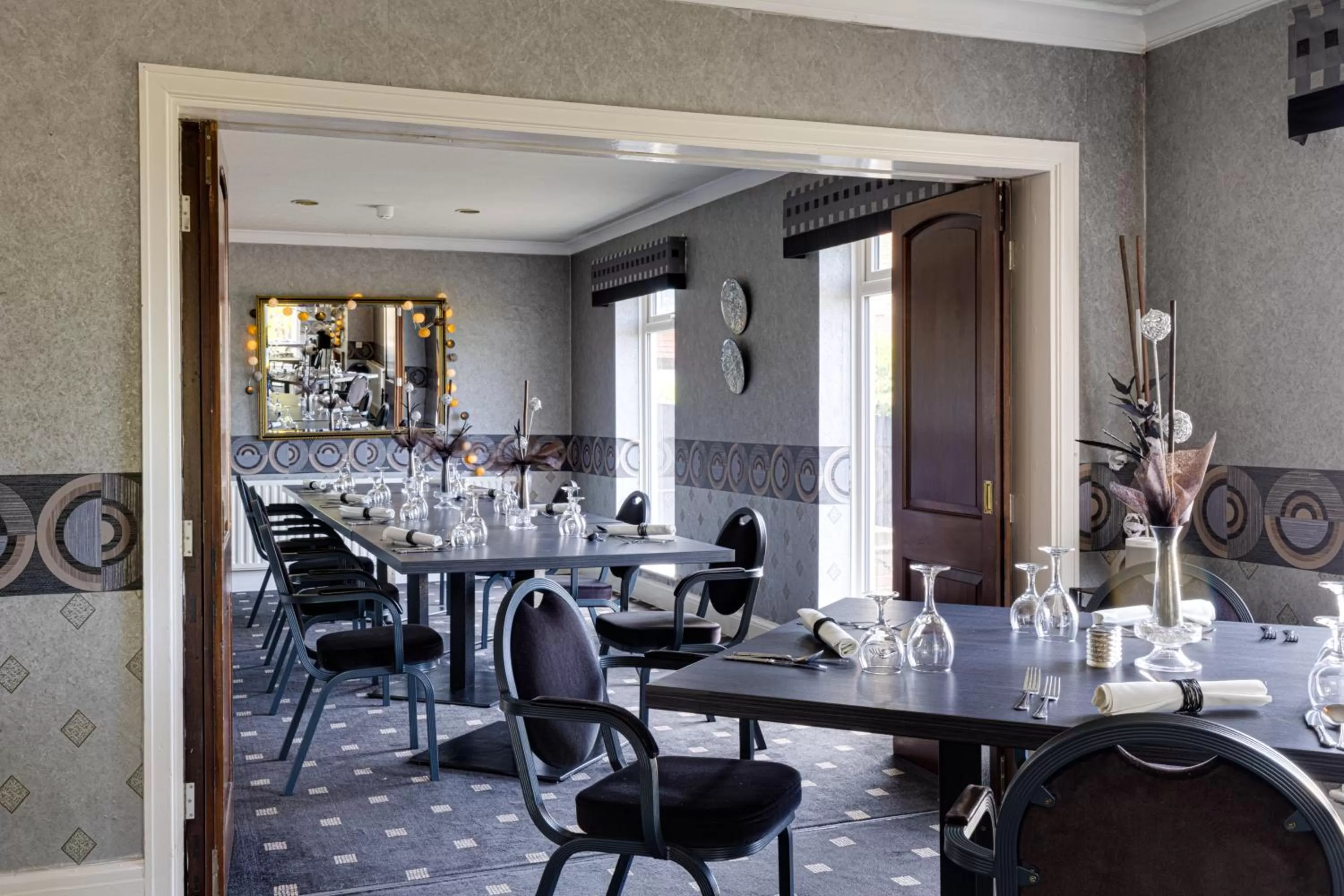 Restaurant/places to eat in Park Manor Hotel