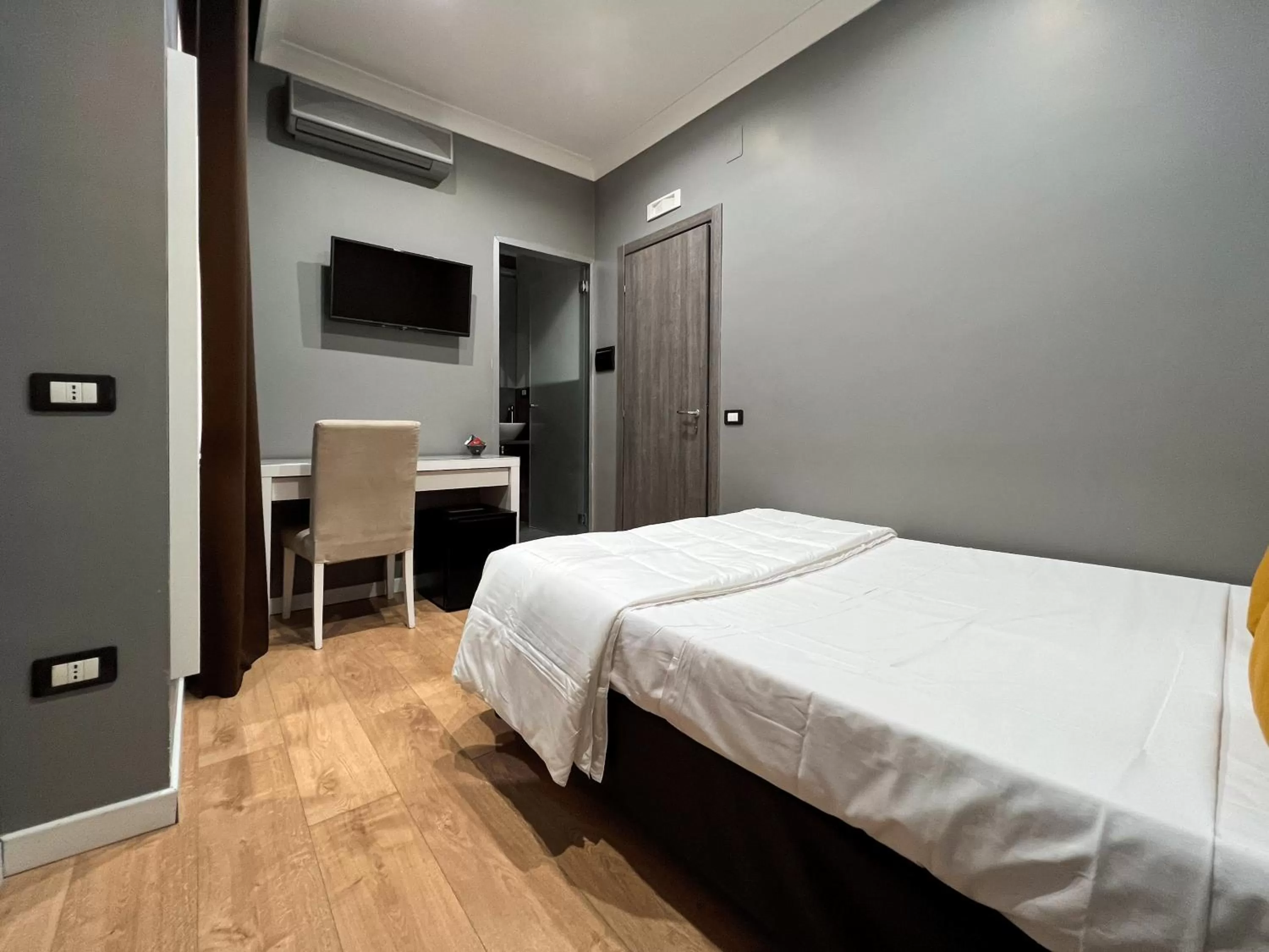 Bedroom, Bed in Tiè tiè