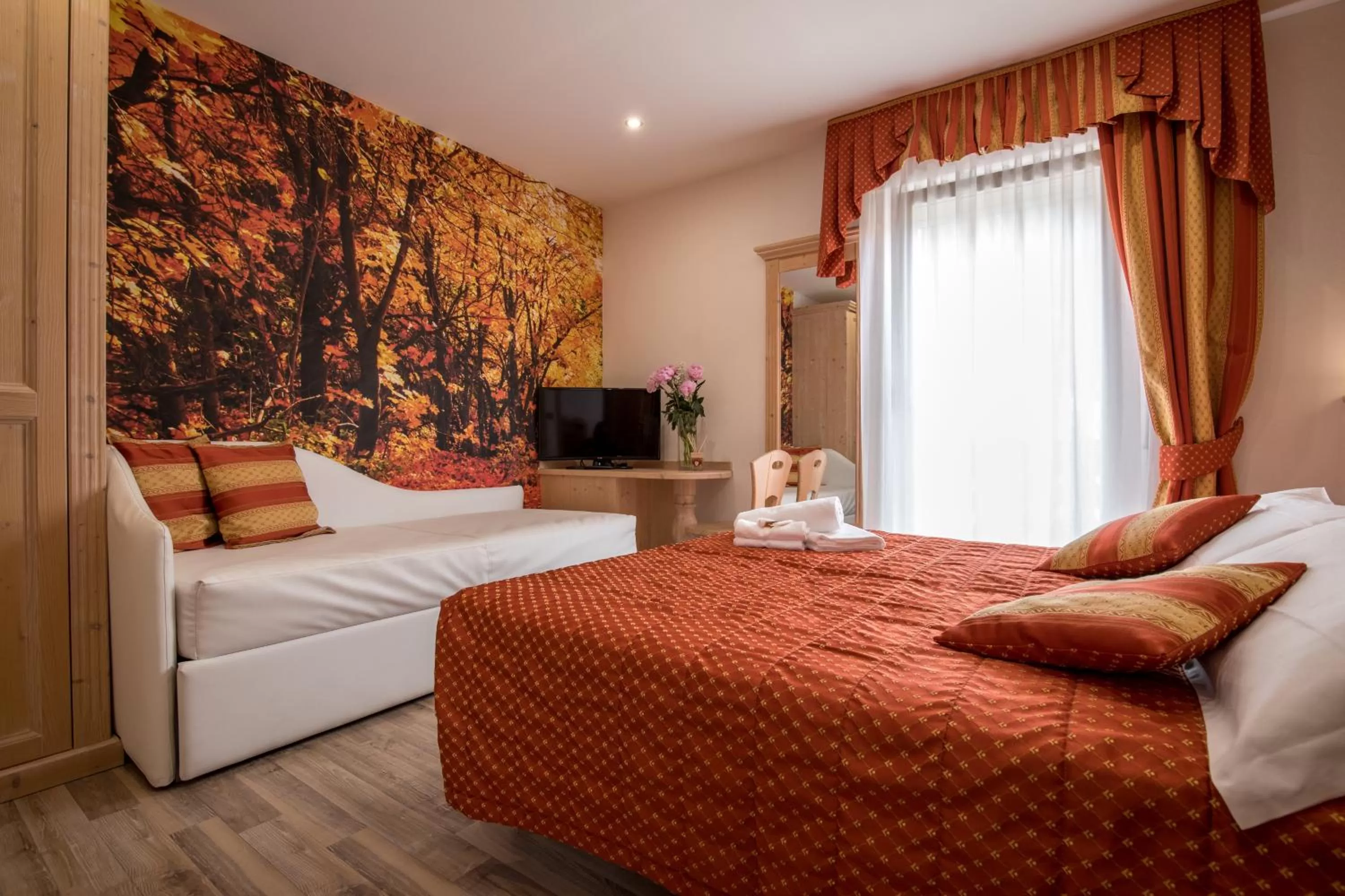 Bathroom, Bed in Hotel Touring