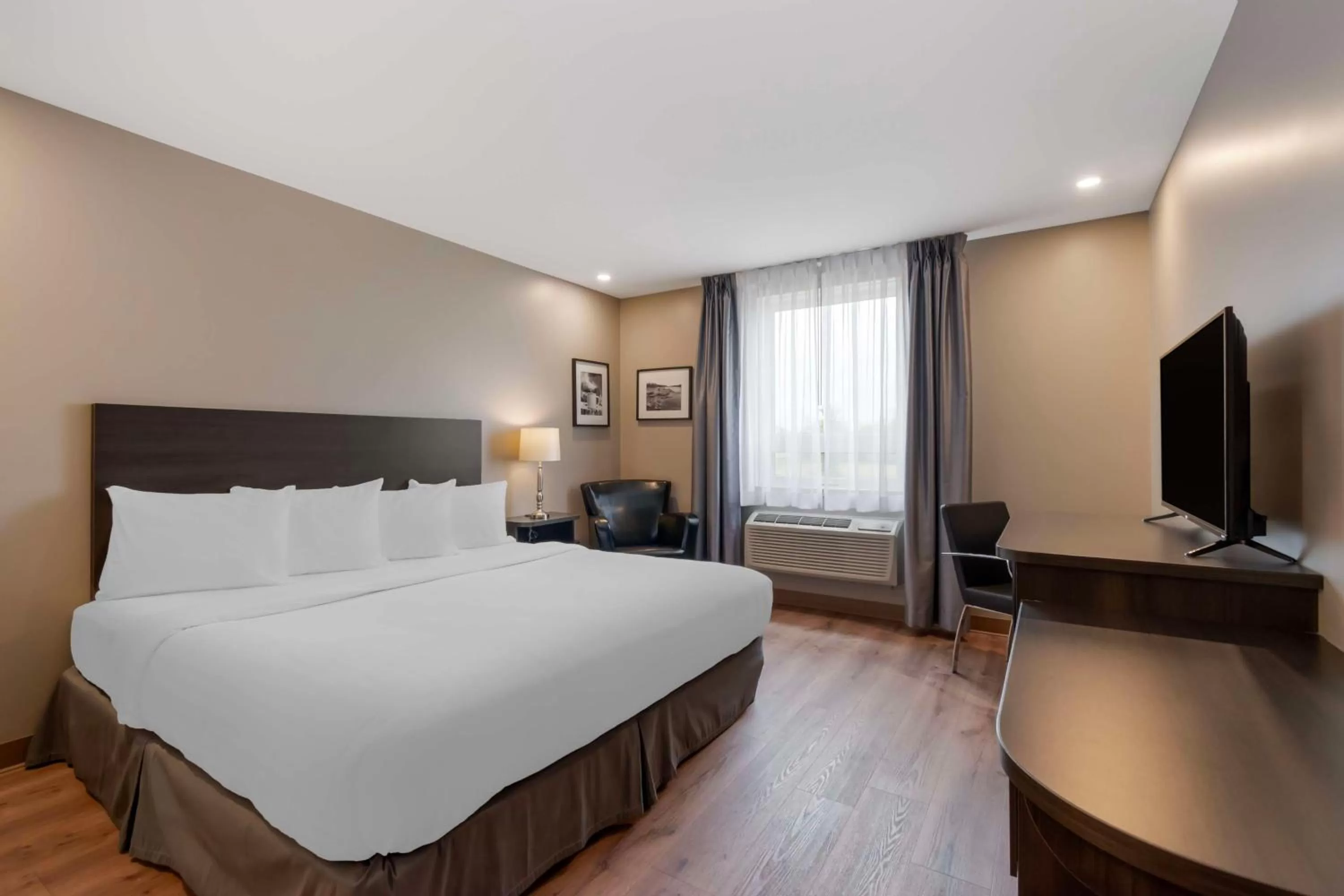 Bedroom, Bed in Villa Inn & Suites - SureStay Collection by Best Western