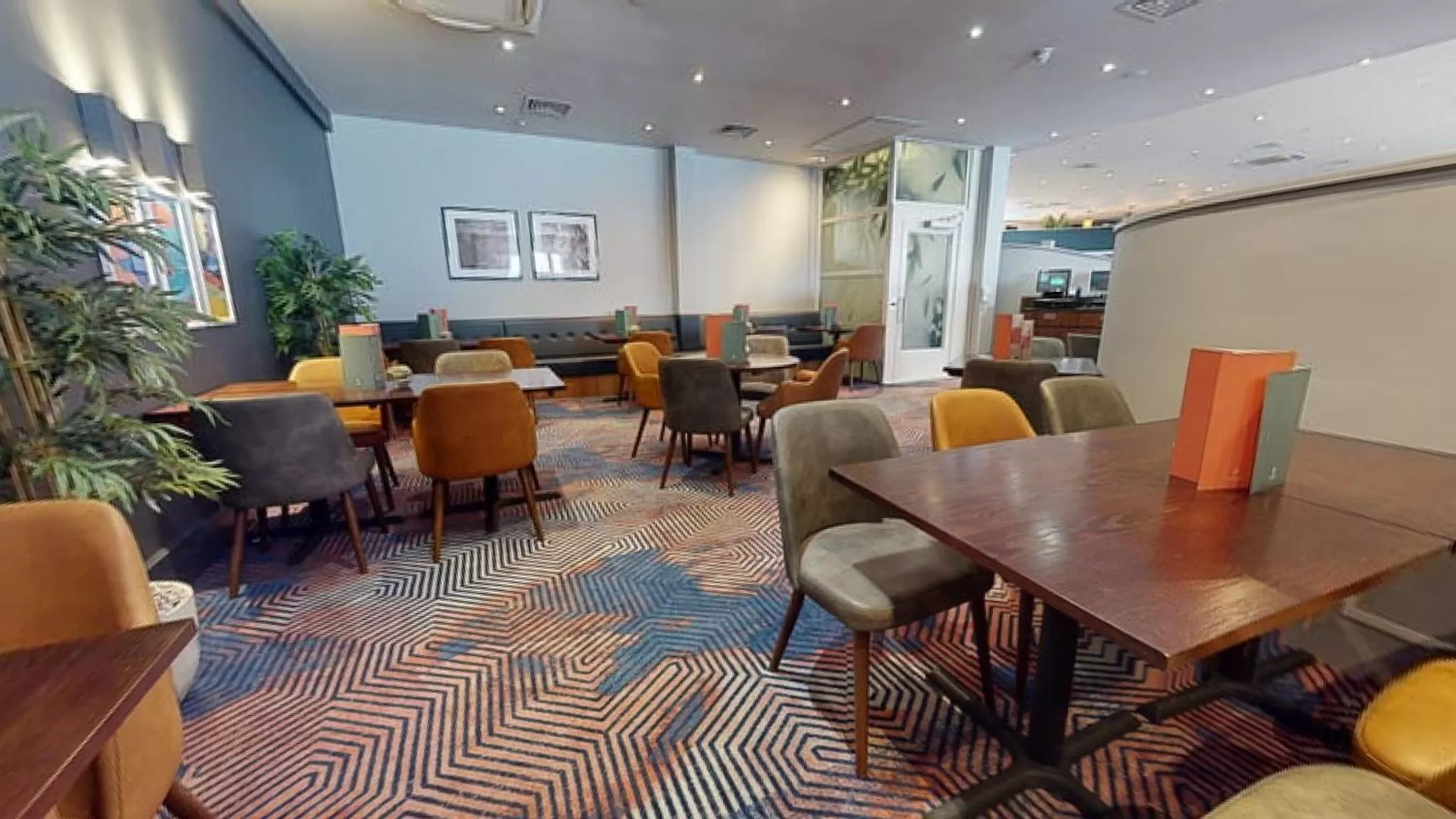 Lounge or bar in Holiday Inn Cardiff City Centre by IHG