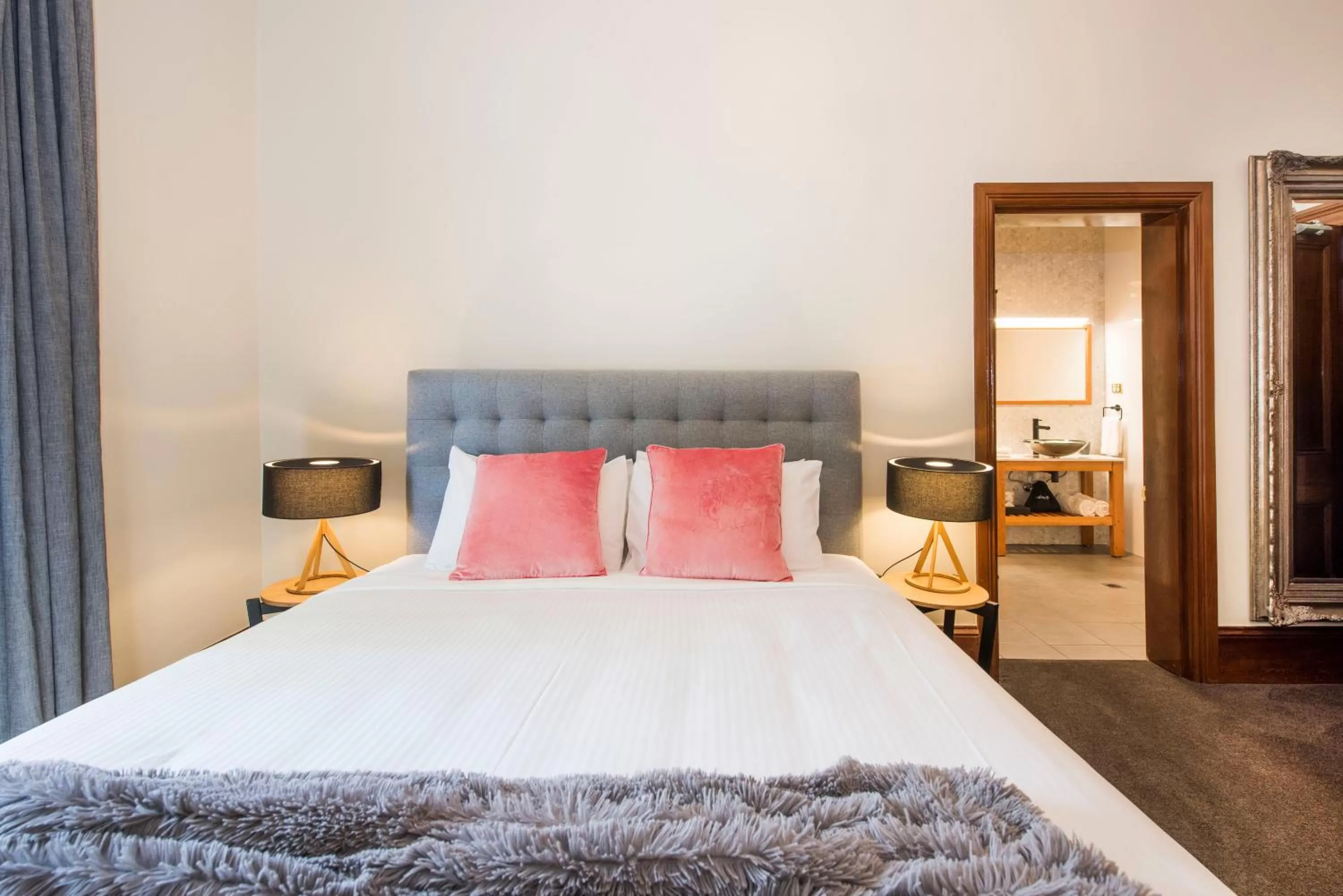 Photo of the whole room, Bed in The Parkview Hotel Mudgee