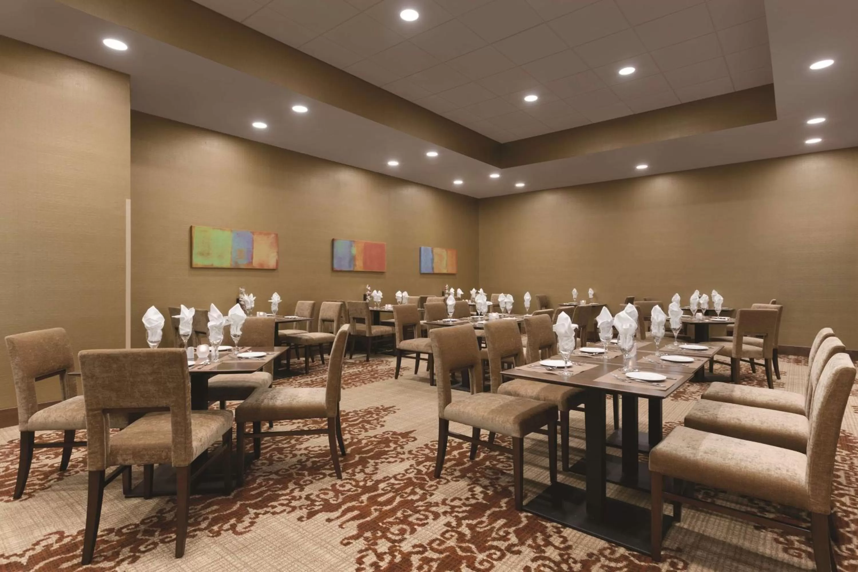 Restaurant/places to eat in Embassy Suites by Hilton Akron Canton Airport