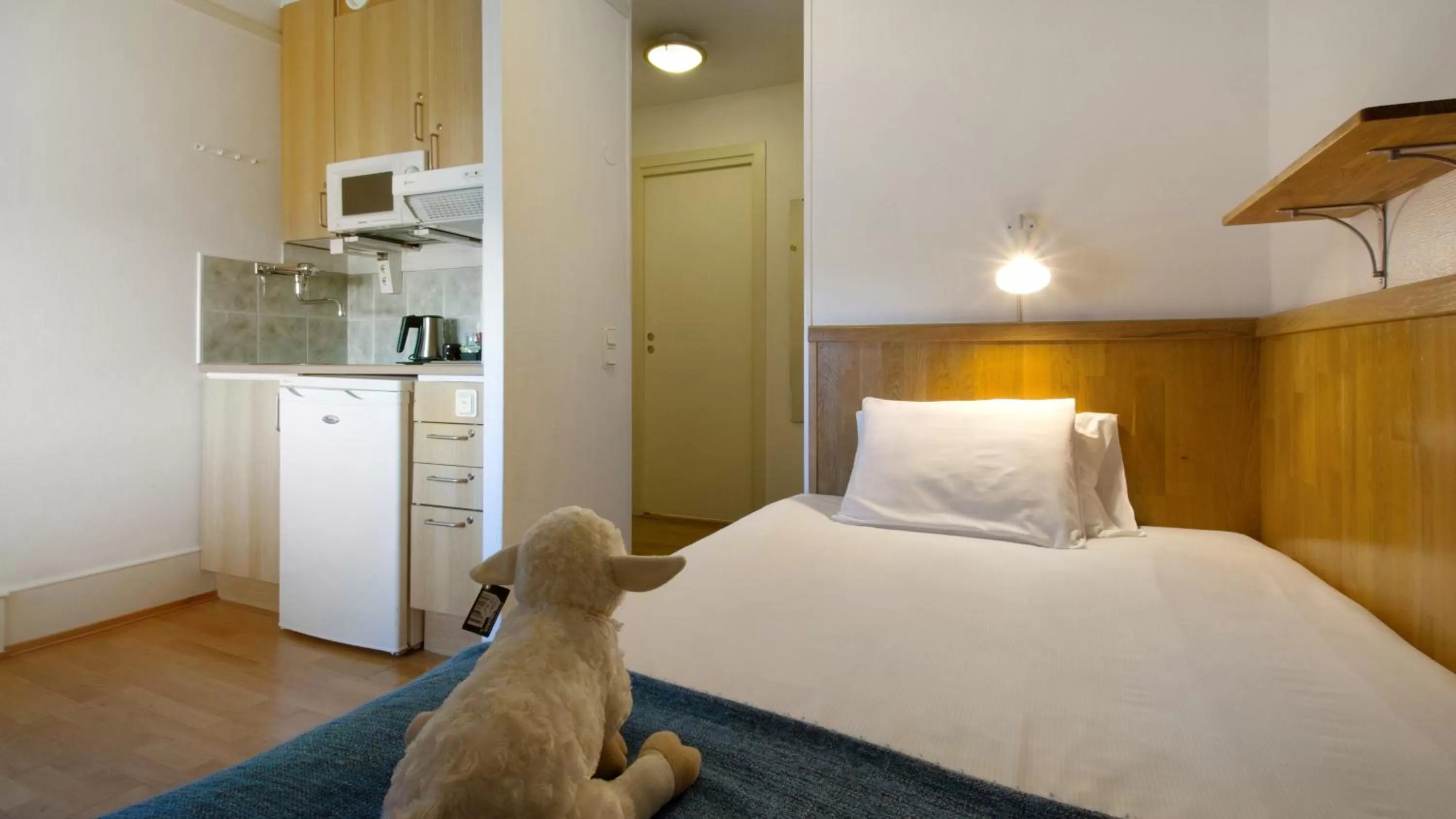 Kitchen or kitchenette, Bed in Best Western Solhem Hotel