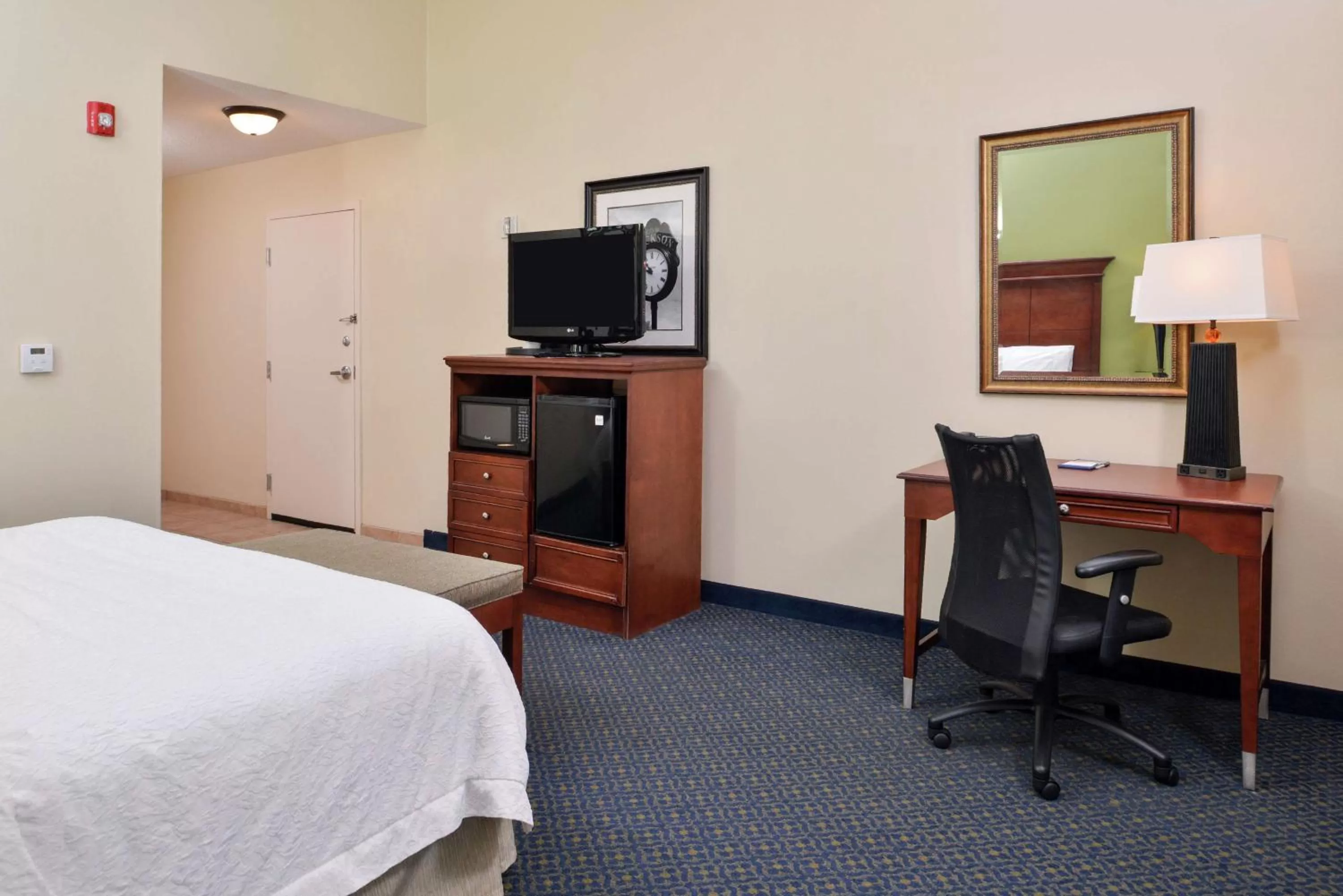 Bedroom, Bed in Hampton Inn Jackson-College Avenue
