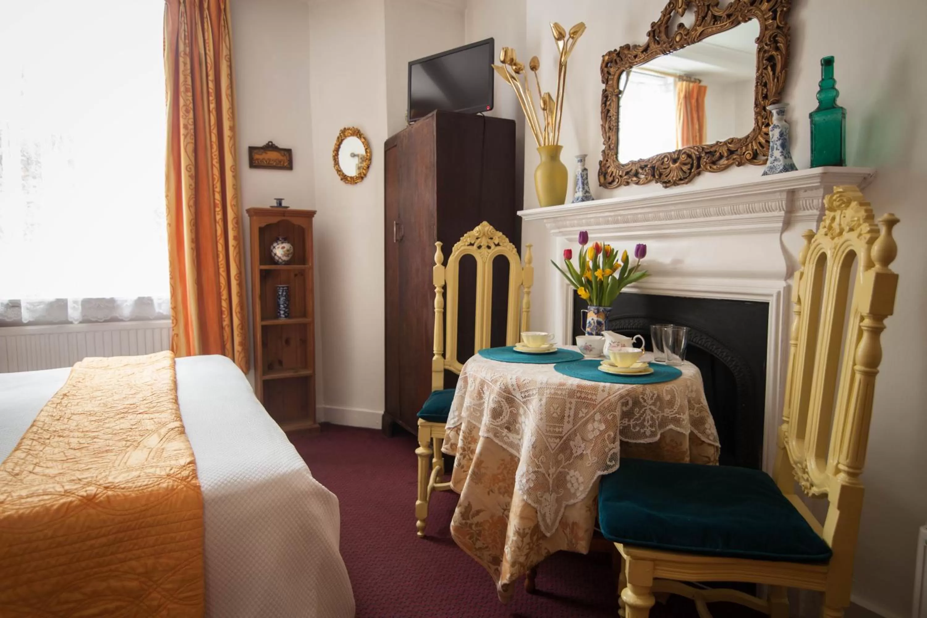 Bed in Dawson Place, Juliette's Bed and Breakfast