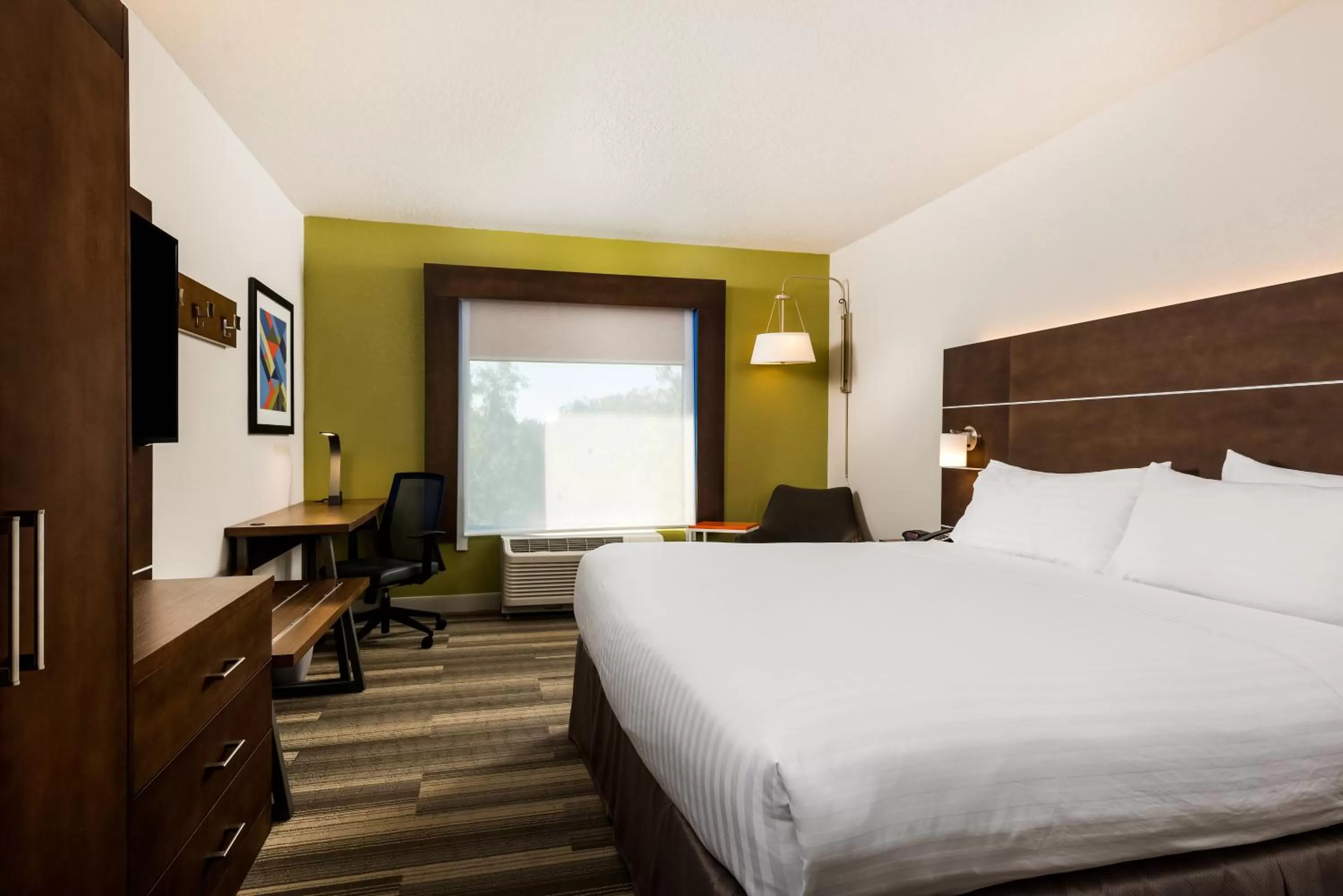 Photo of the whole room, Bed in Holiday Inn Express Hotel & Suites Bartow by IHG