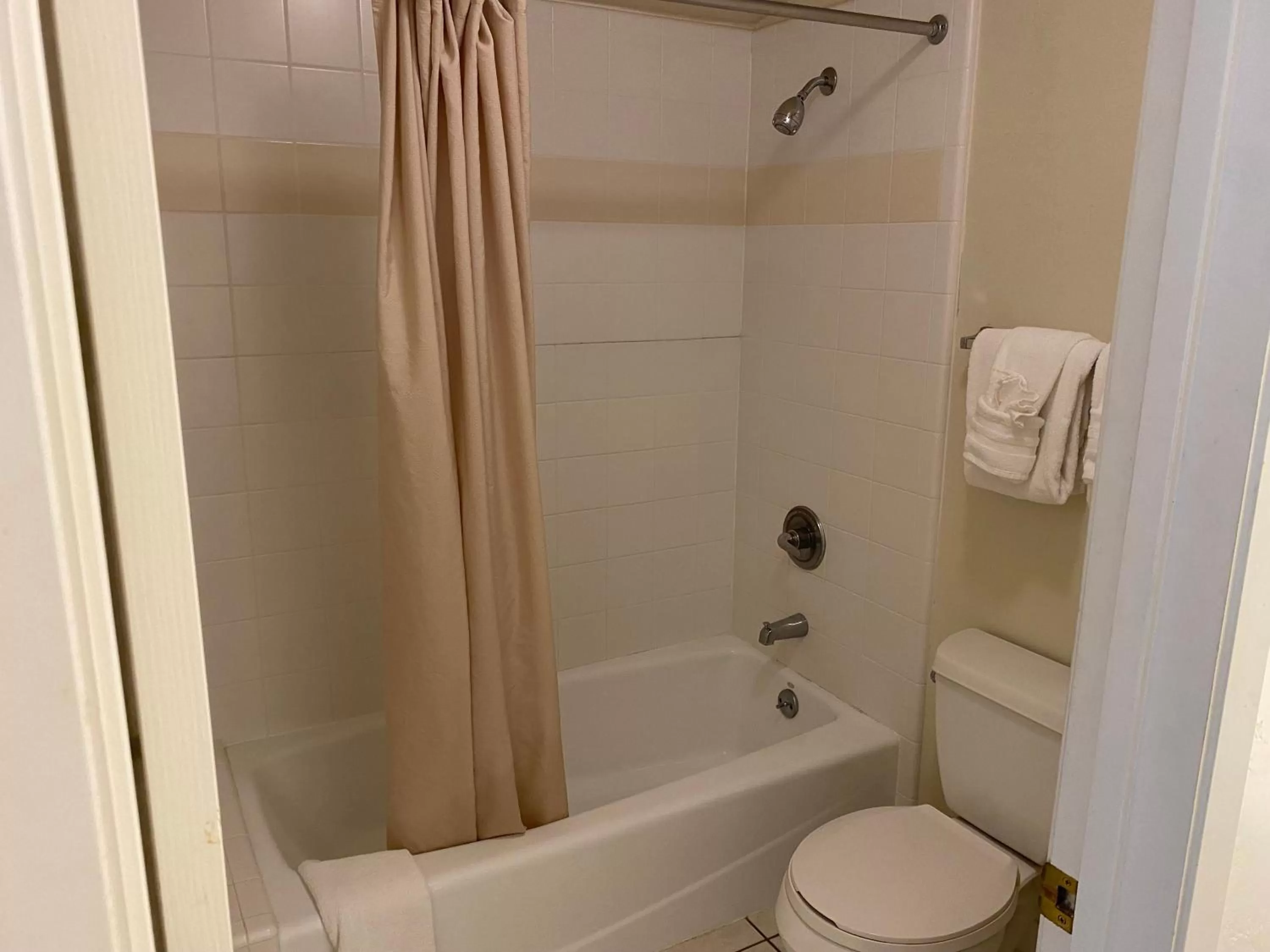 Two Bedroom Cottage Queen with Kitchenette in Bide-A-Wee Inn and Cottages