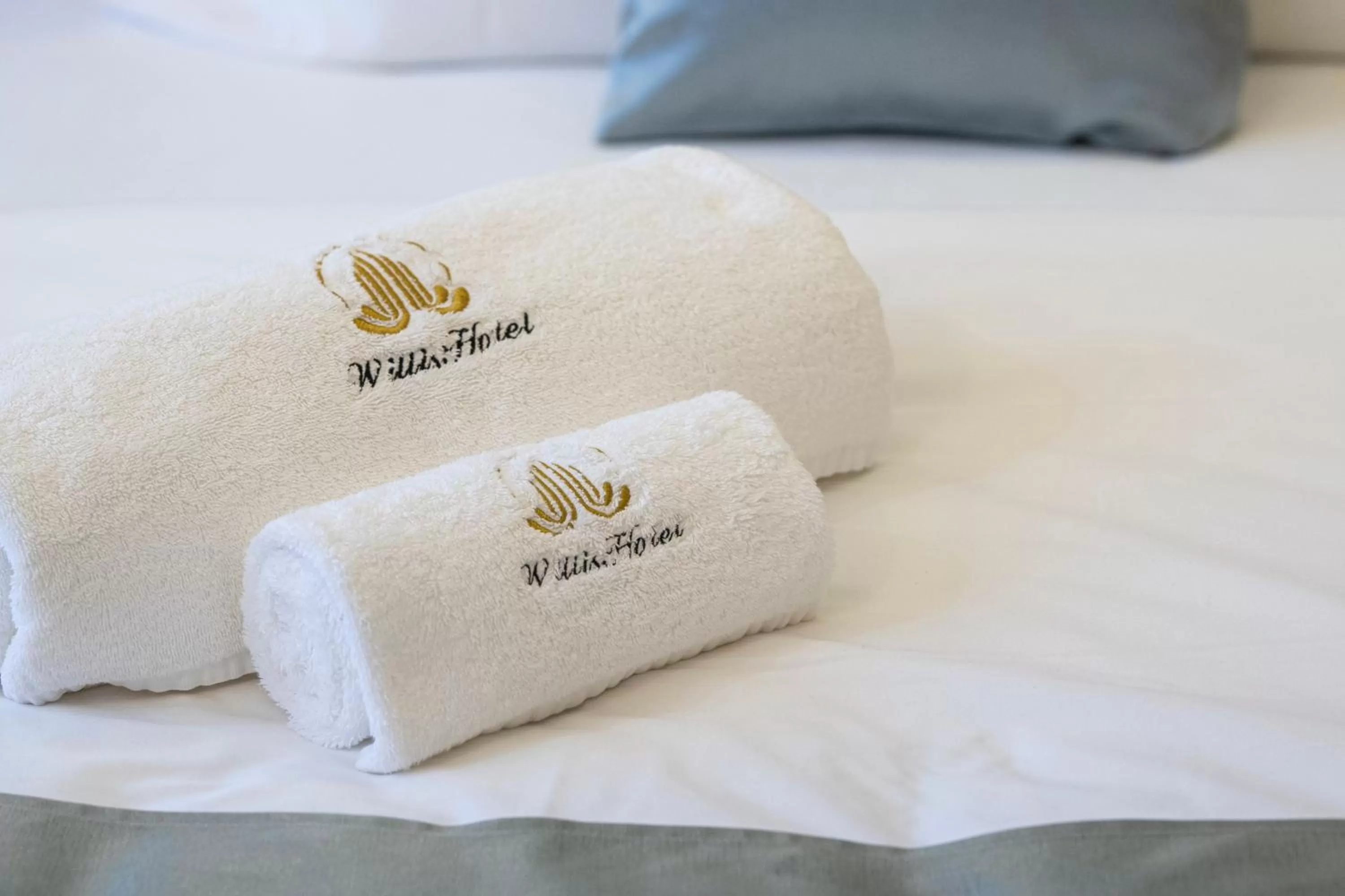 Logo/Certificate/Sign, Bed in Willis Hotel Business & Wellness