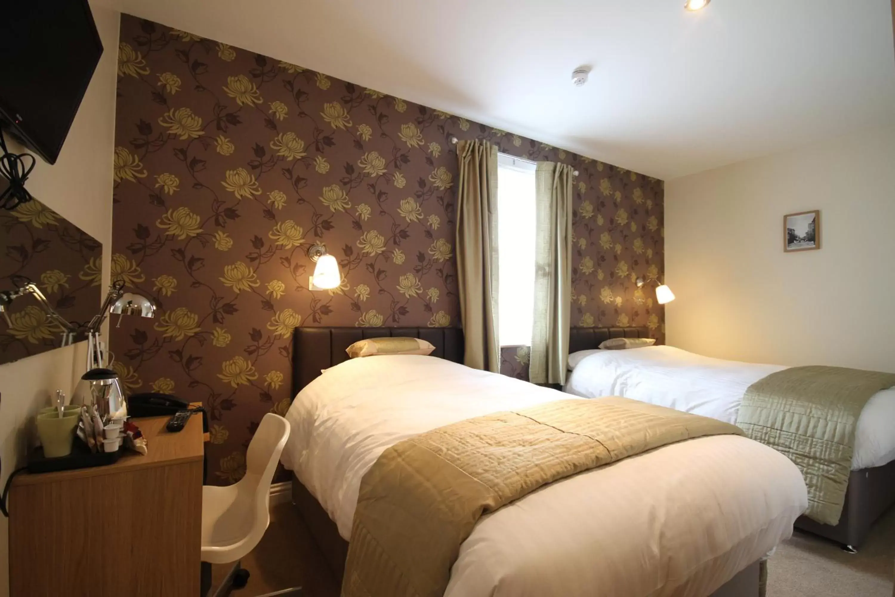 Classic Twin/Triple Room in The Lion Hotel Classic Twin/Triple Room in The Lion Hotel