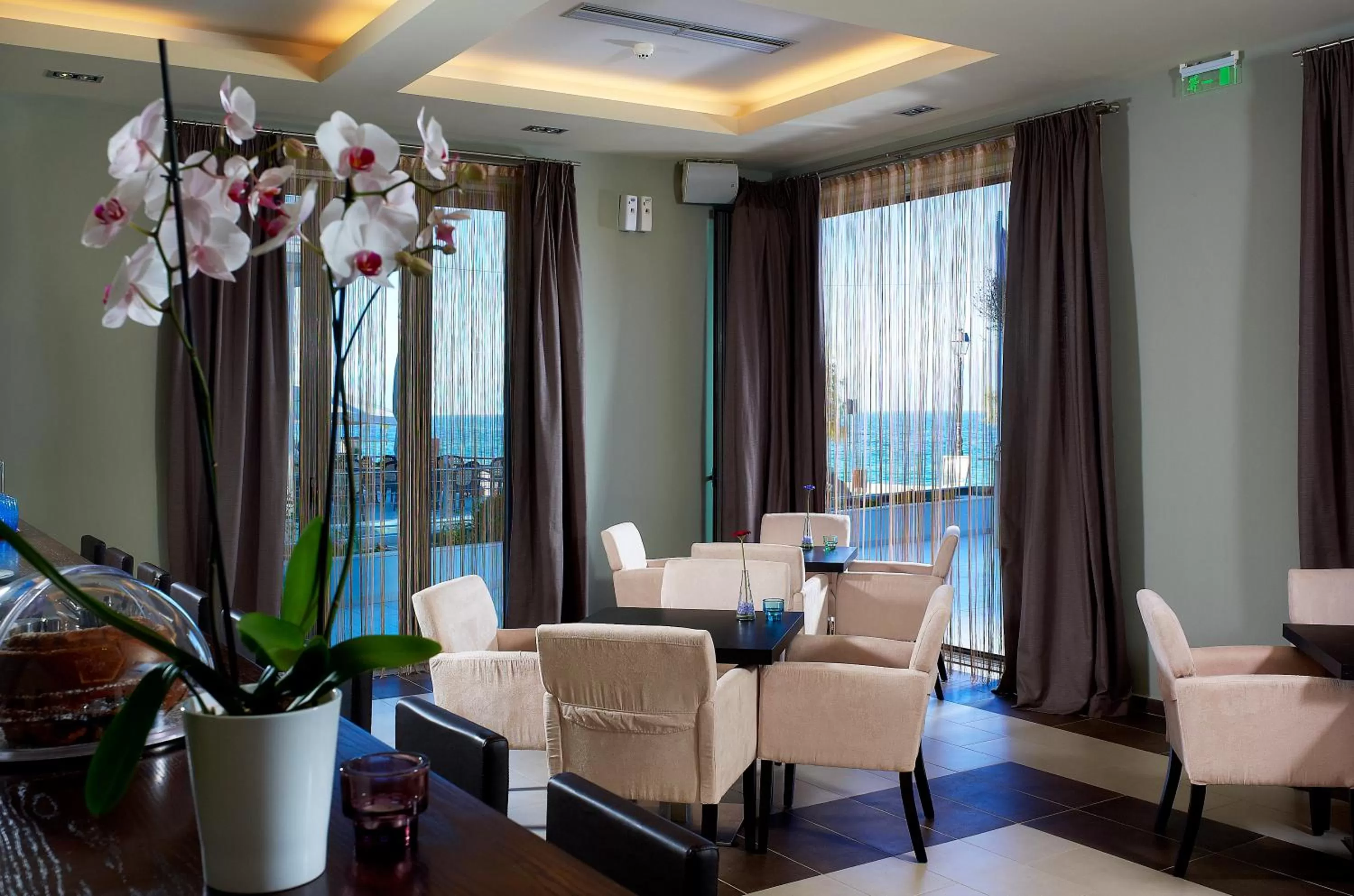 Communal lounge/ TV room in Arion Hotel