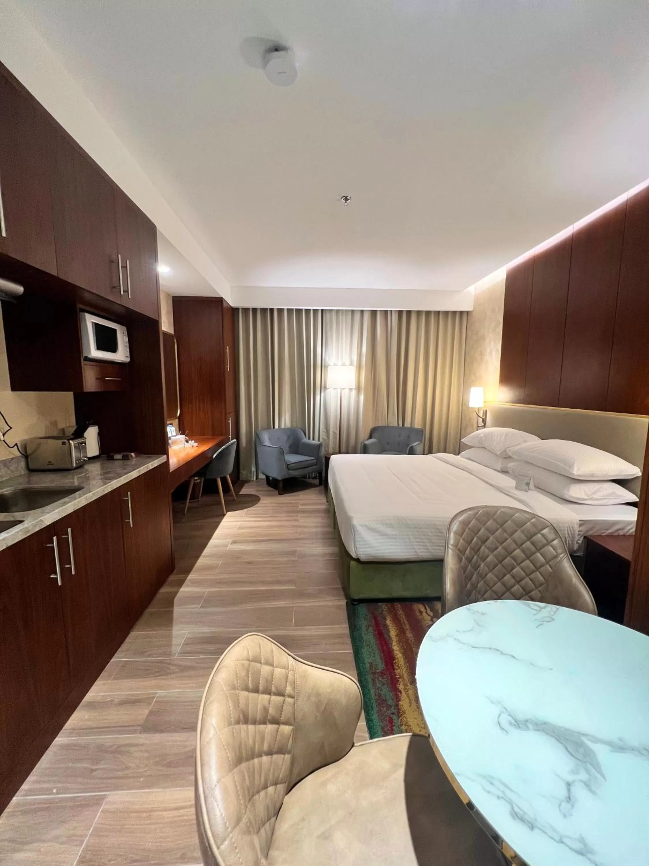 Kitchen or kitchenette, Bed in City Seasons Suites