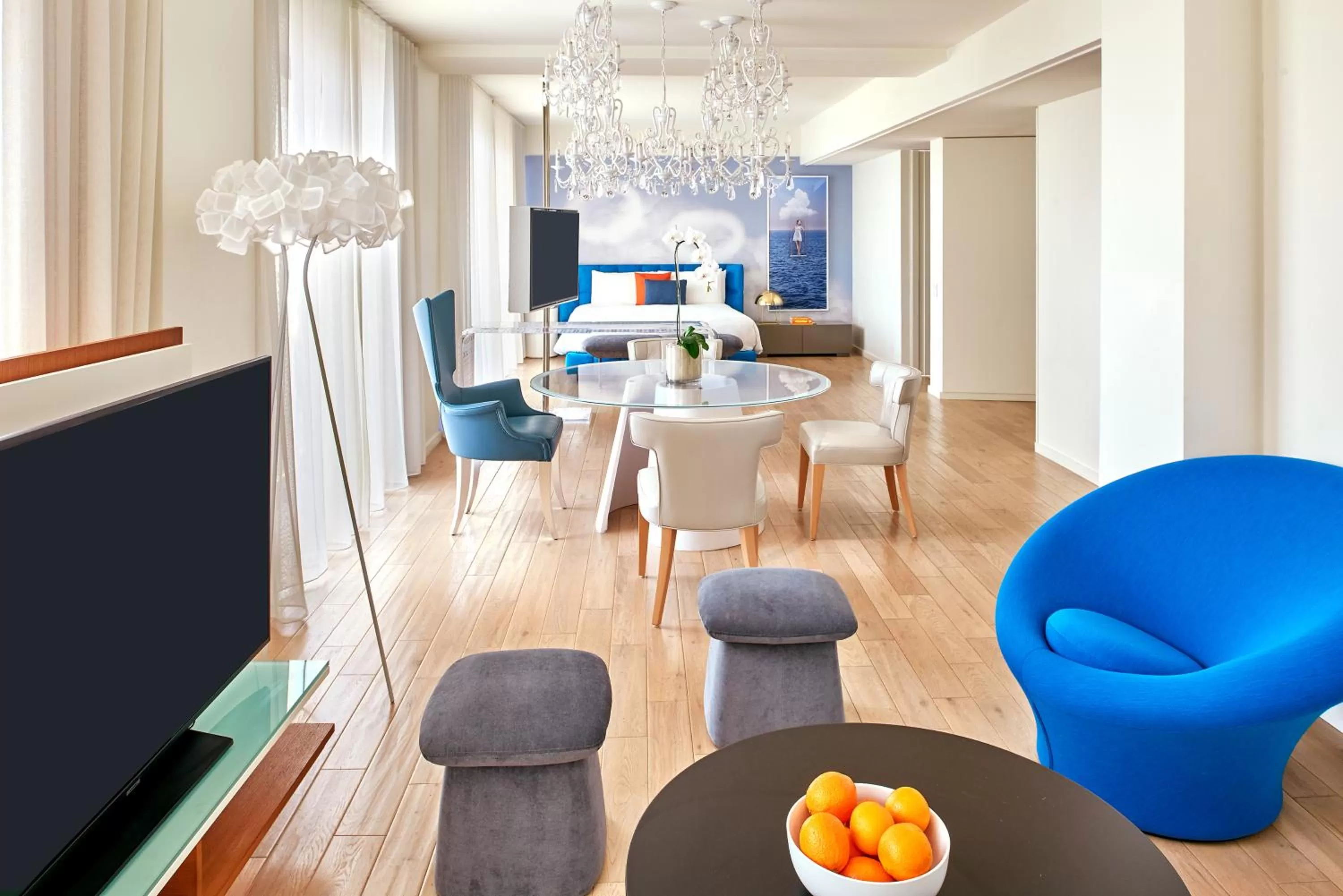 Photo of the whole room in Mondrian Los Angeles