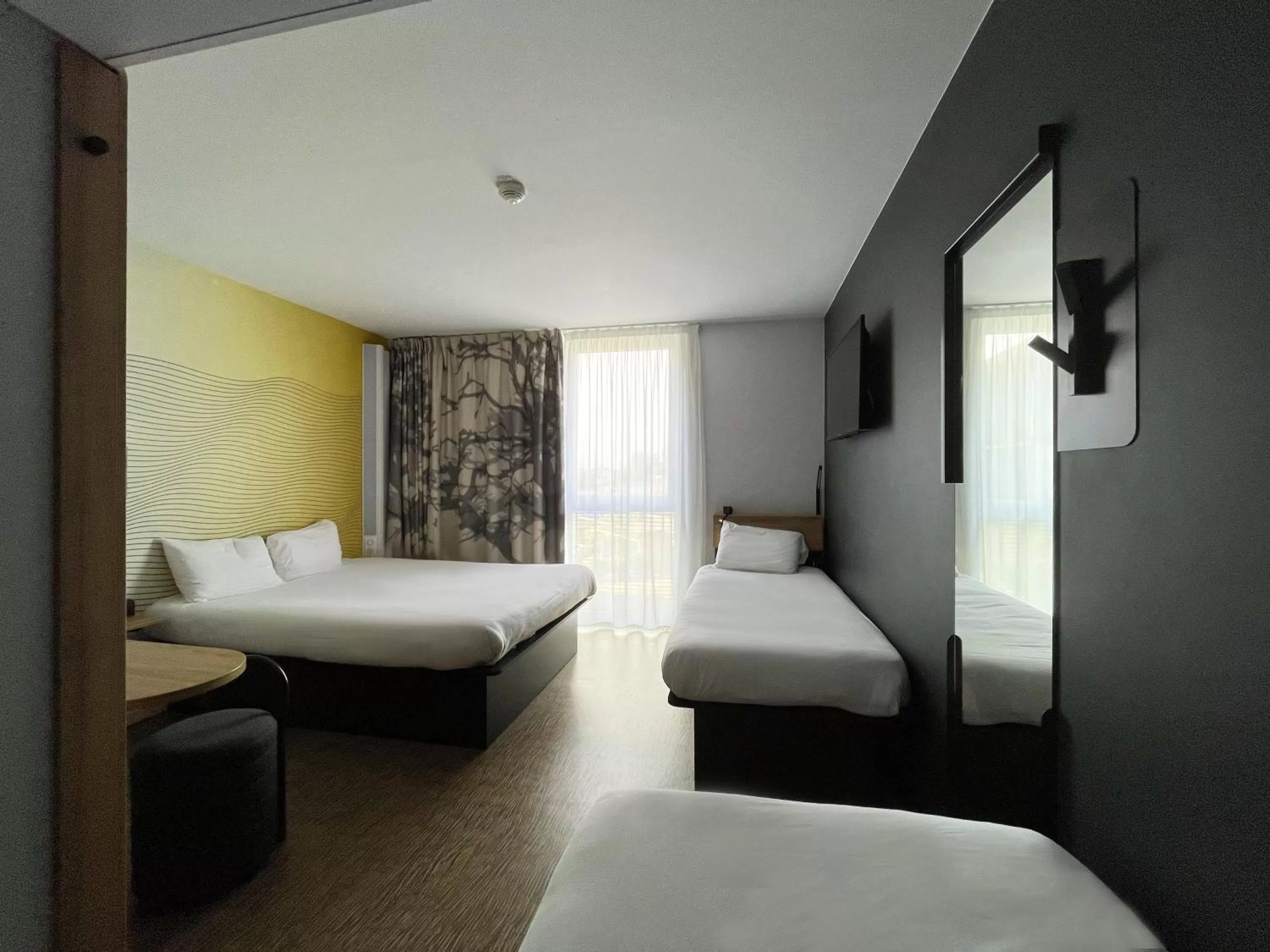 Bedroom, Bed in B&B HOTEL Compiègne