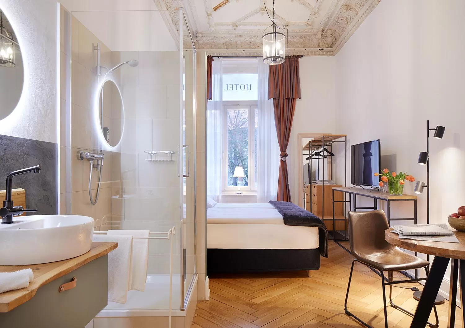 Shower, Bed in Hotel am Museum