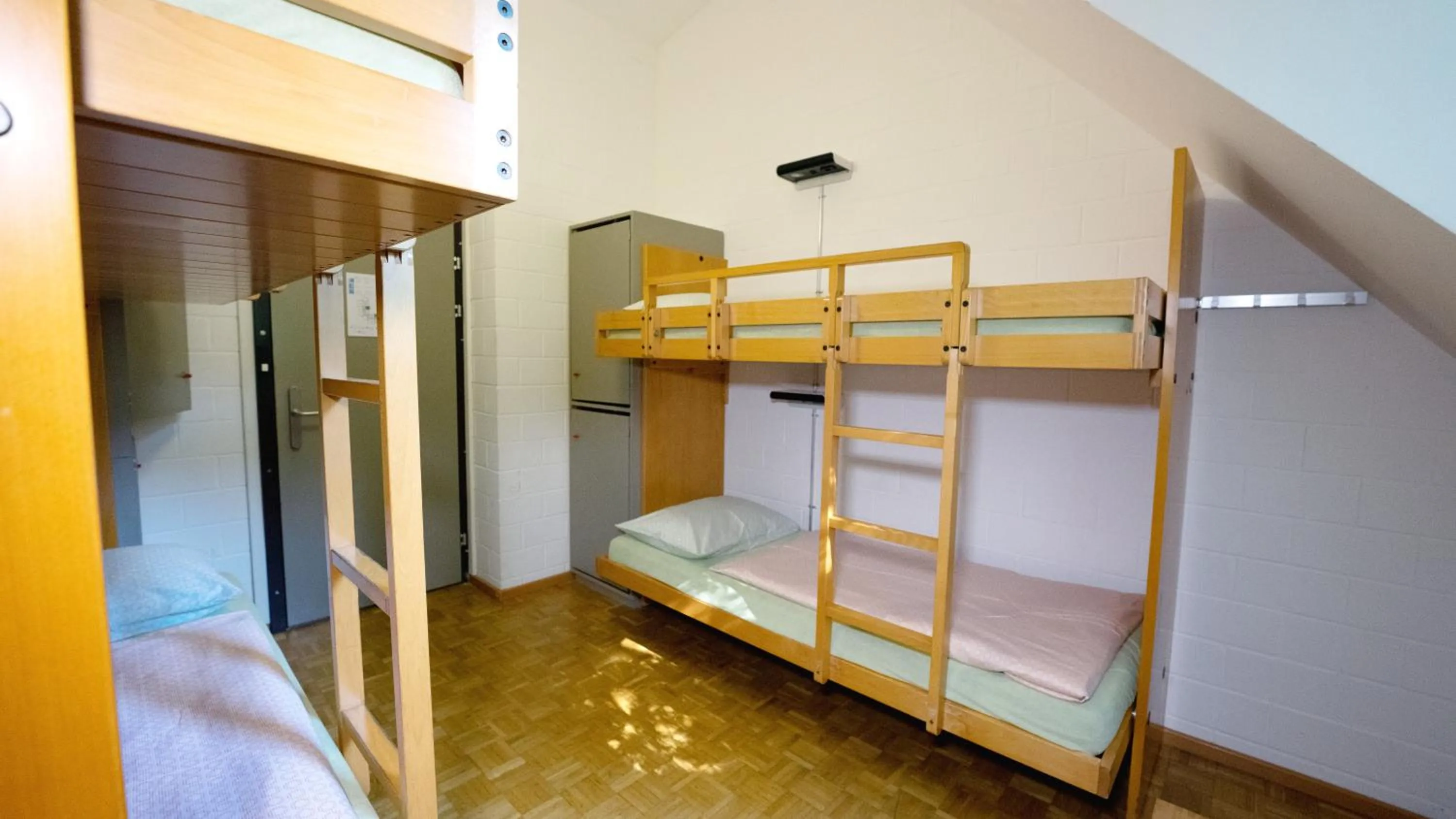 Photo of the whole room, Bed in Luzern Youth Hostel