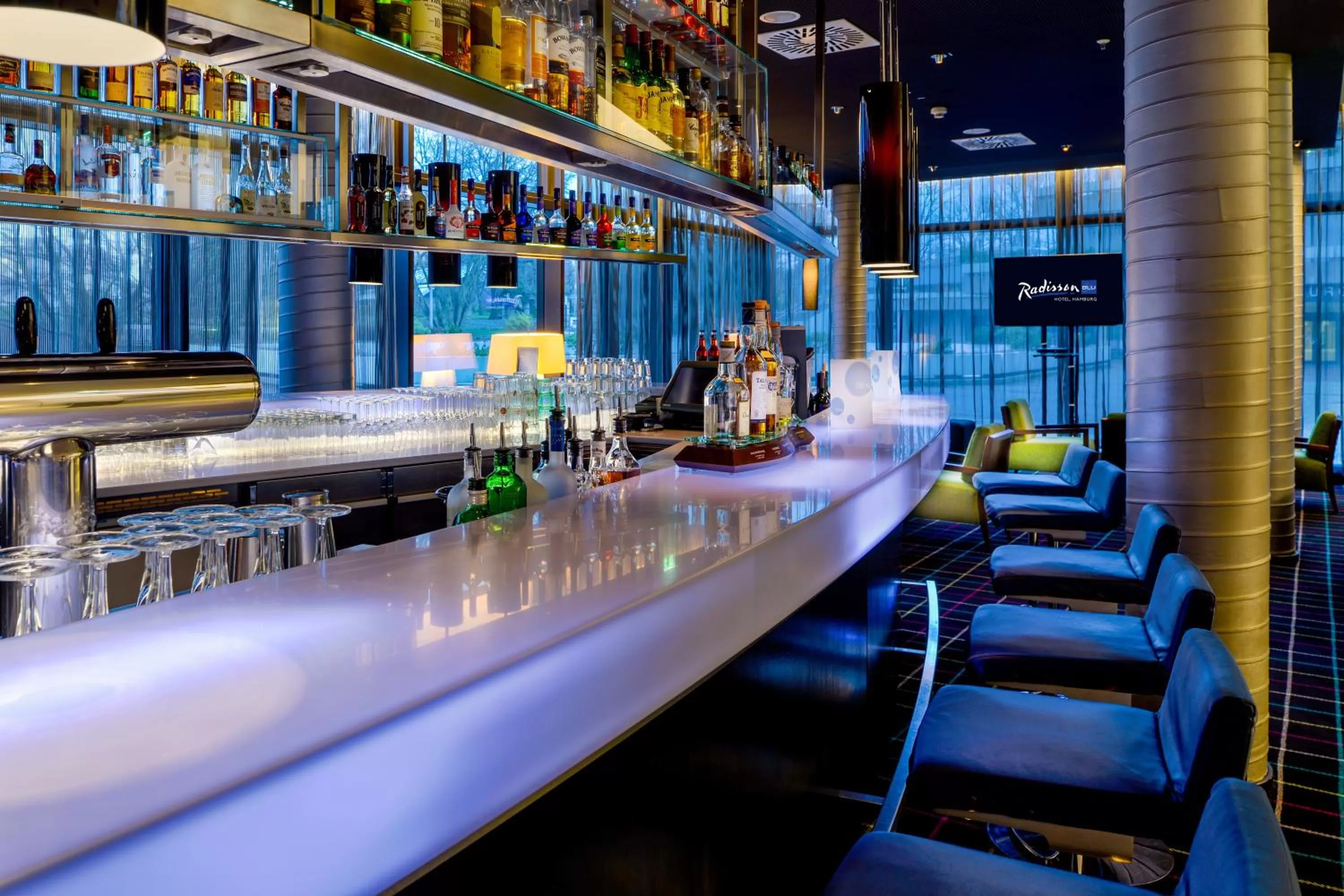 Lounge or bar in Radisson Blu Hotel, Hamburg