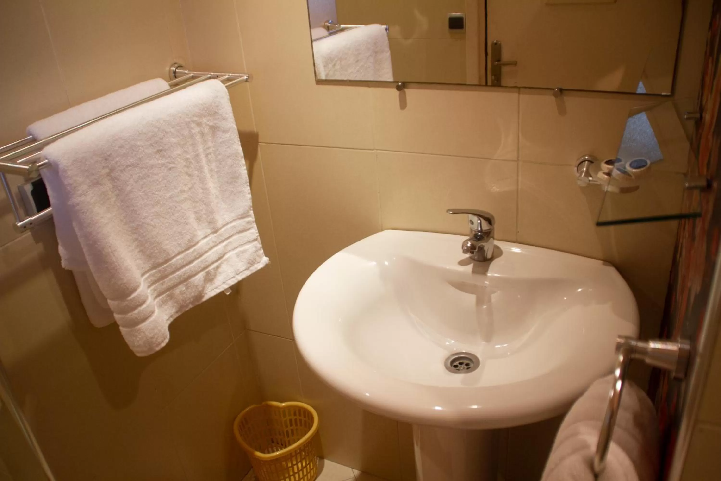 Bathroom in Apparts-hôtel ISNI