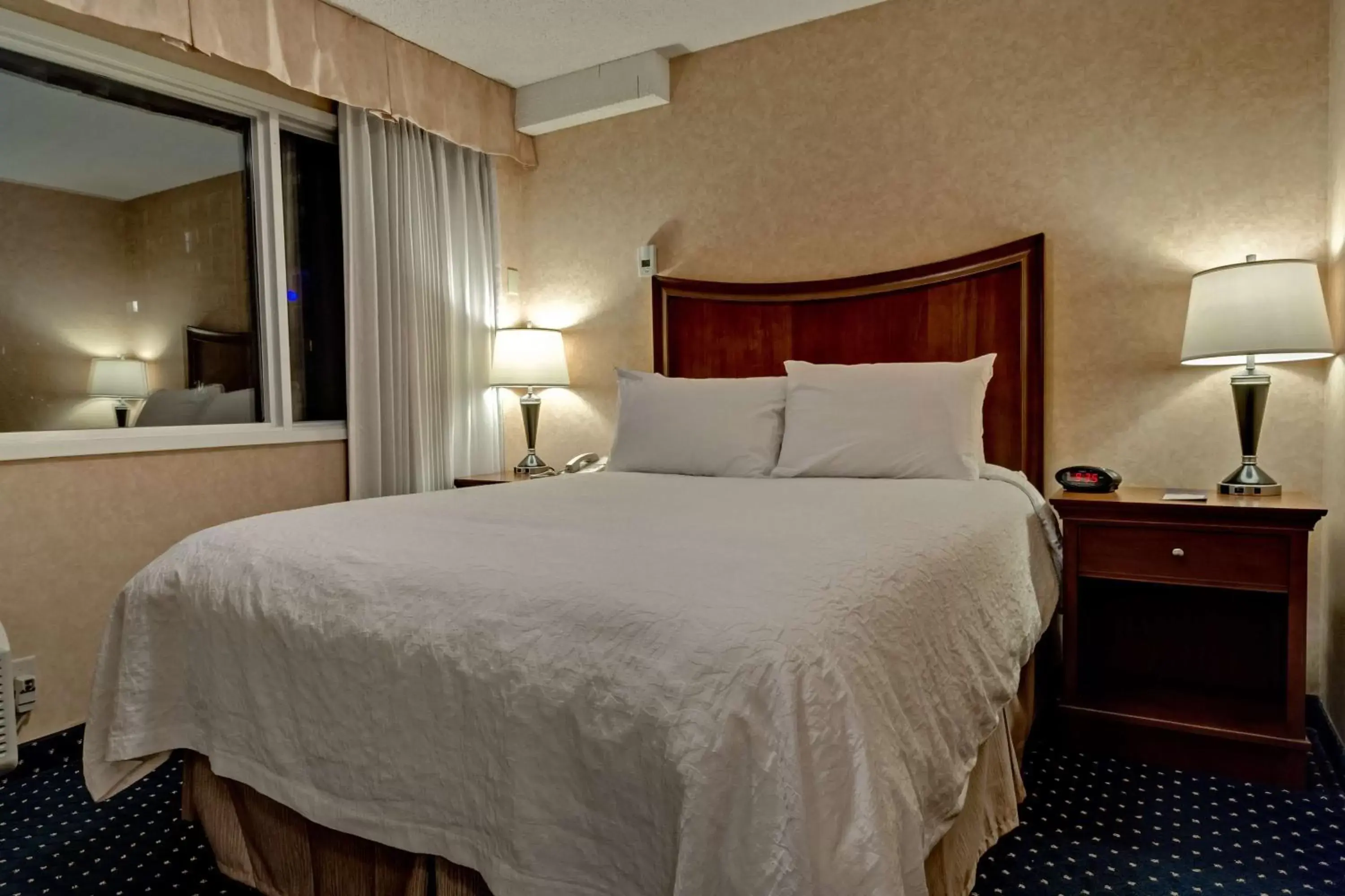 Queen Room - Mobility Accessible in Best Western Plus Suites Downtown Calgary Queen Room - Mobility Accessible in Best Western Plus Suites Downtown Calgary