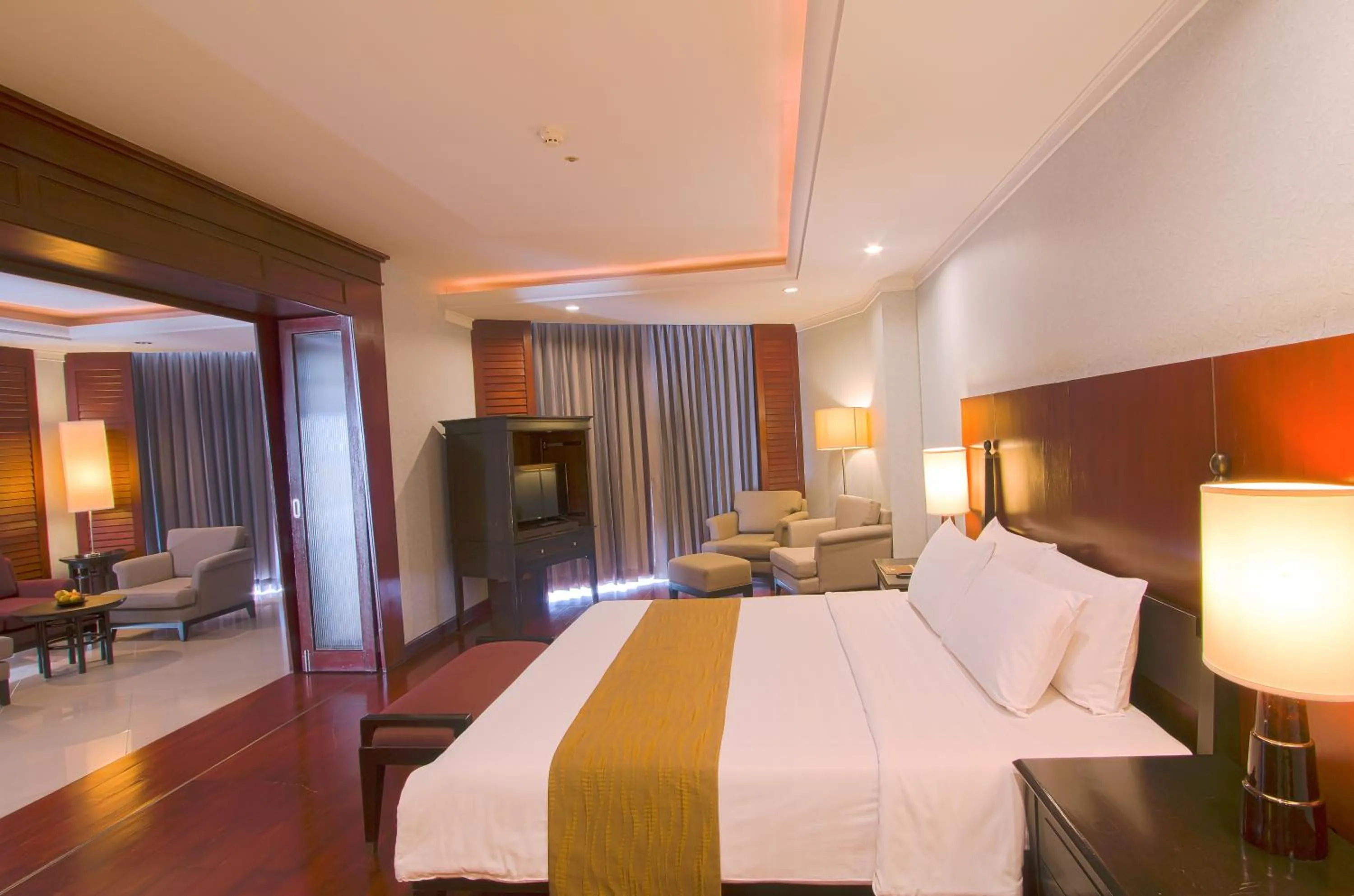 Bed in Long Beach Garden Hotel & Pavilions