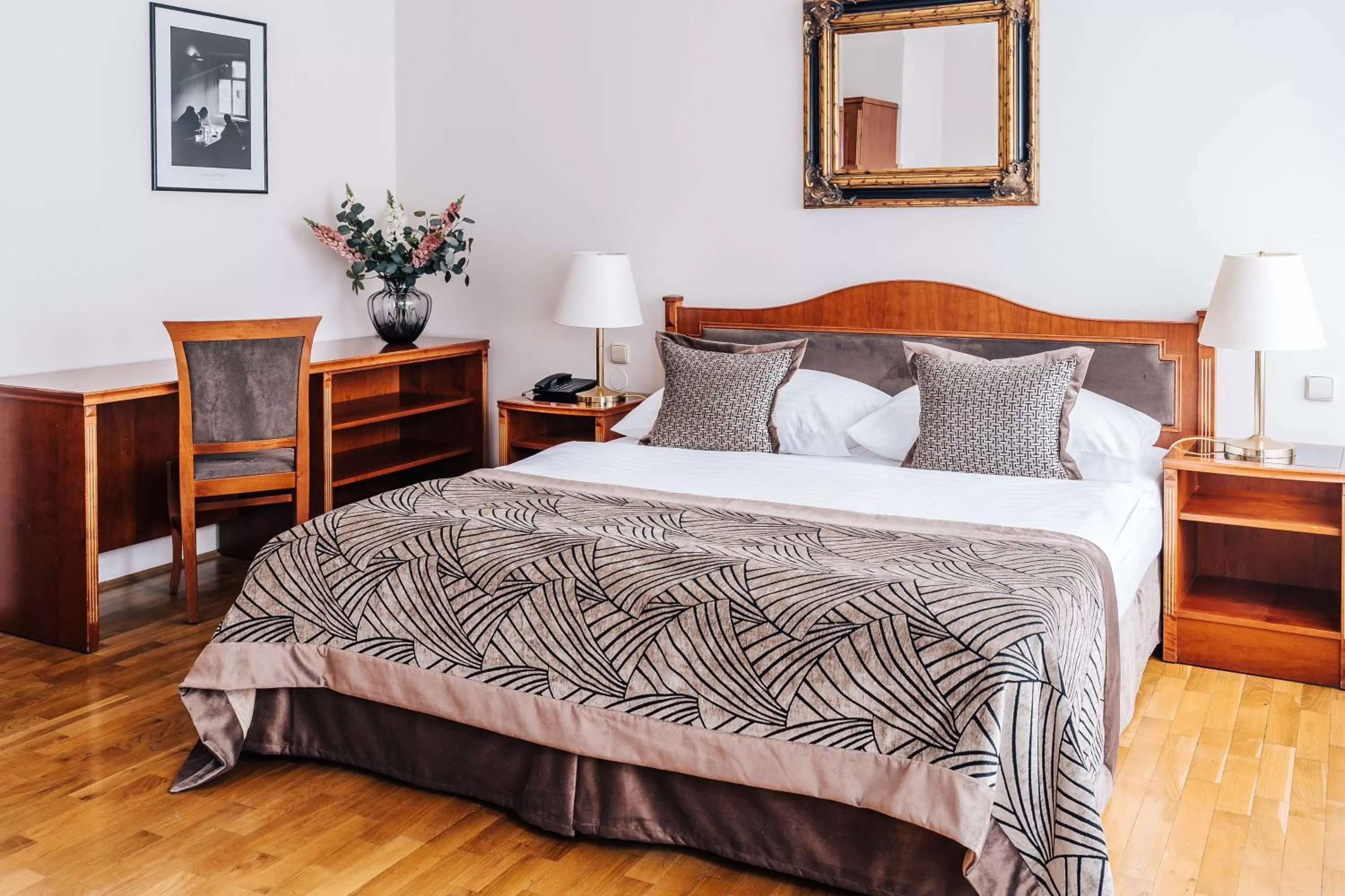 Photo of the whole room, Bed in Belvedere