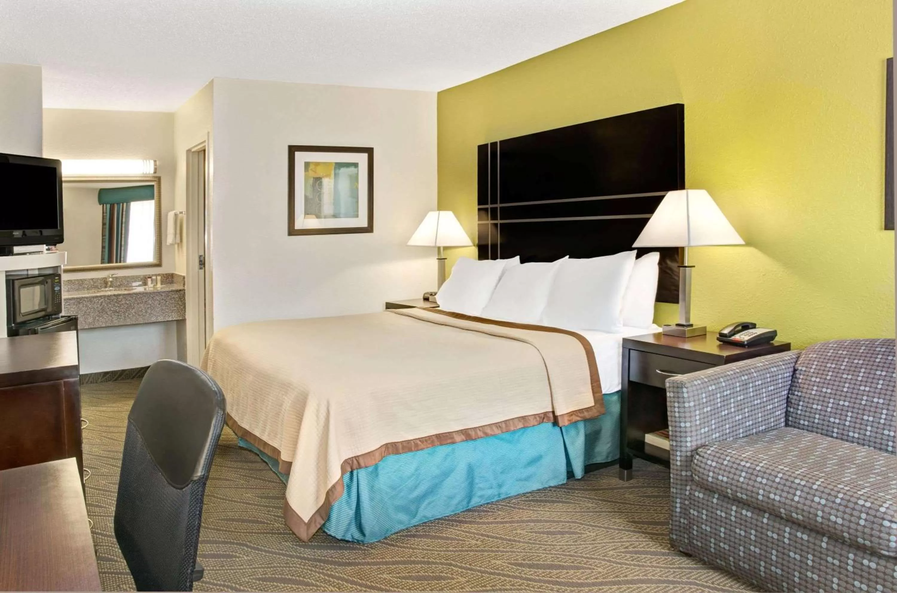 Photo of the whole room, Bed in Howard Johnson by Wyndham Houston Heights Downtown