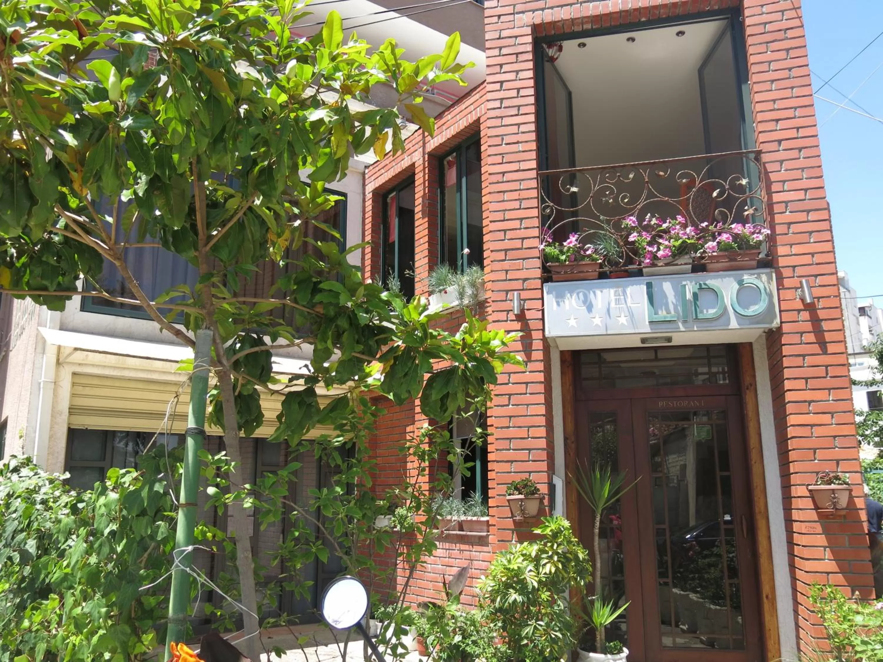 Facade/entrance in Hotel Lido