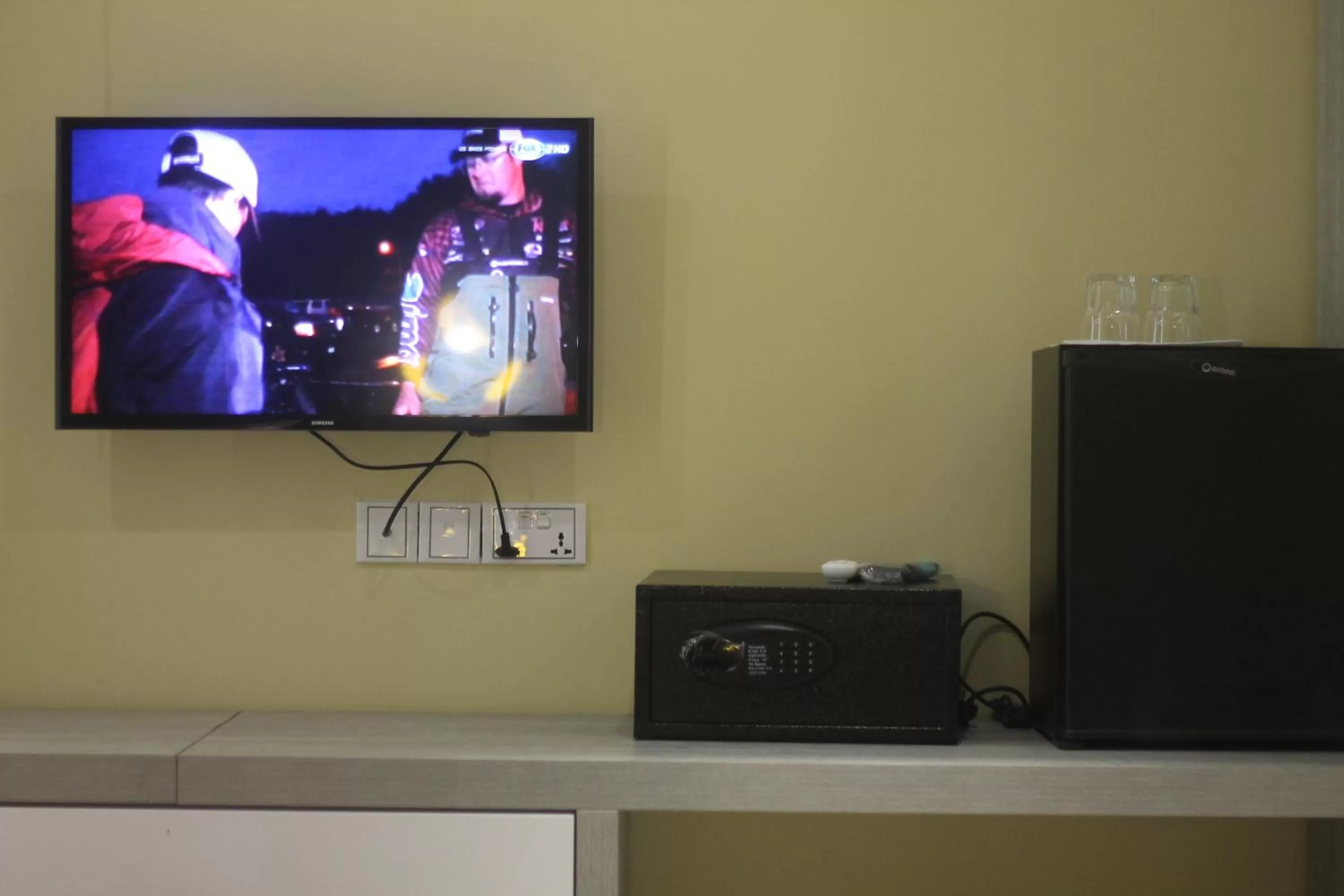 TV and multimedia, TV/Entertainment Center in Benny's City Hotel