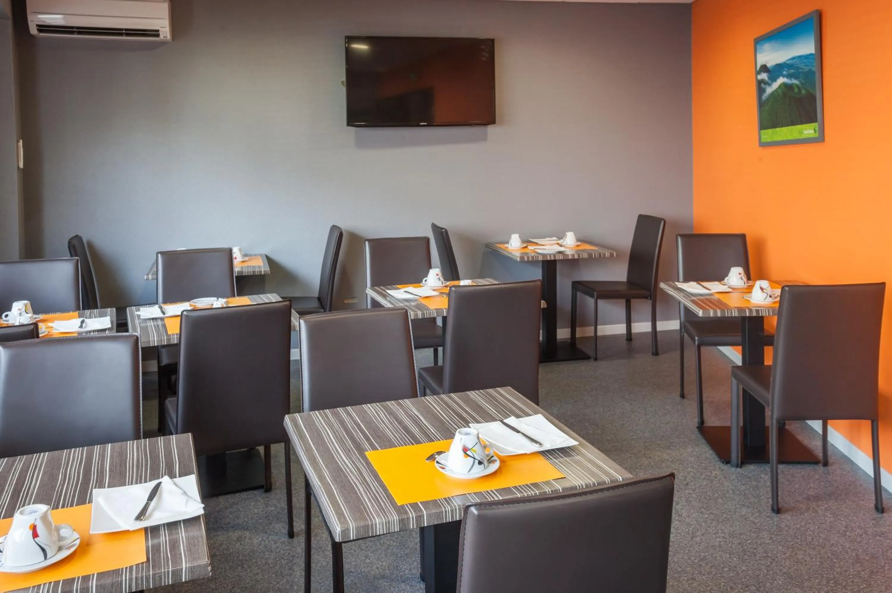 Restaurant/places to eat in Logis Hôtel Les Voyageurs