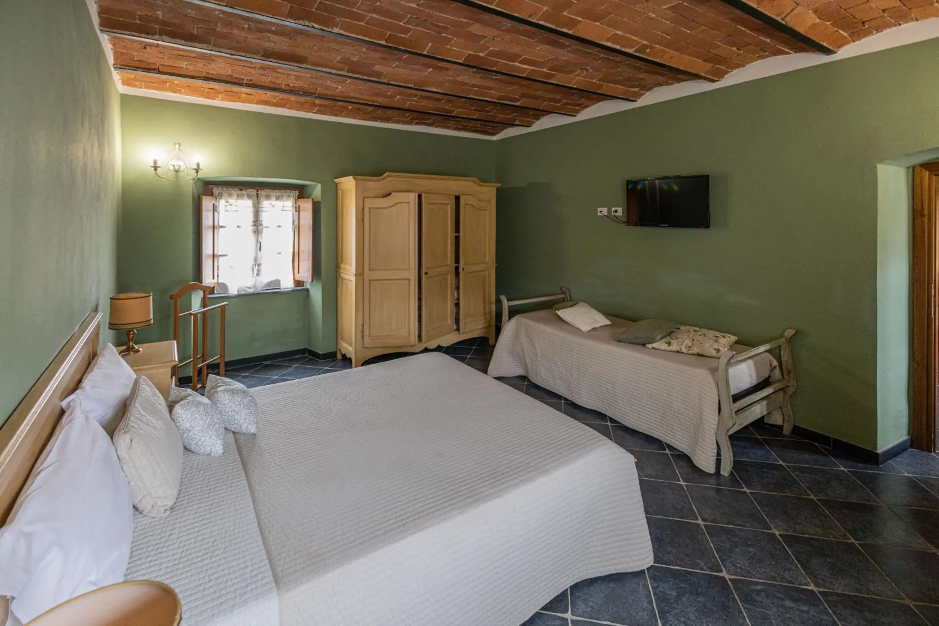 Family Room with Garden View - single occupancy in Albergo la Luna Family Room with Garden View - single occupancy in Albergo la Luna