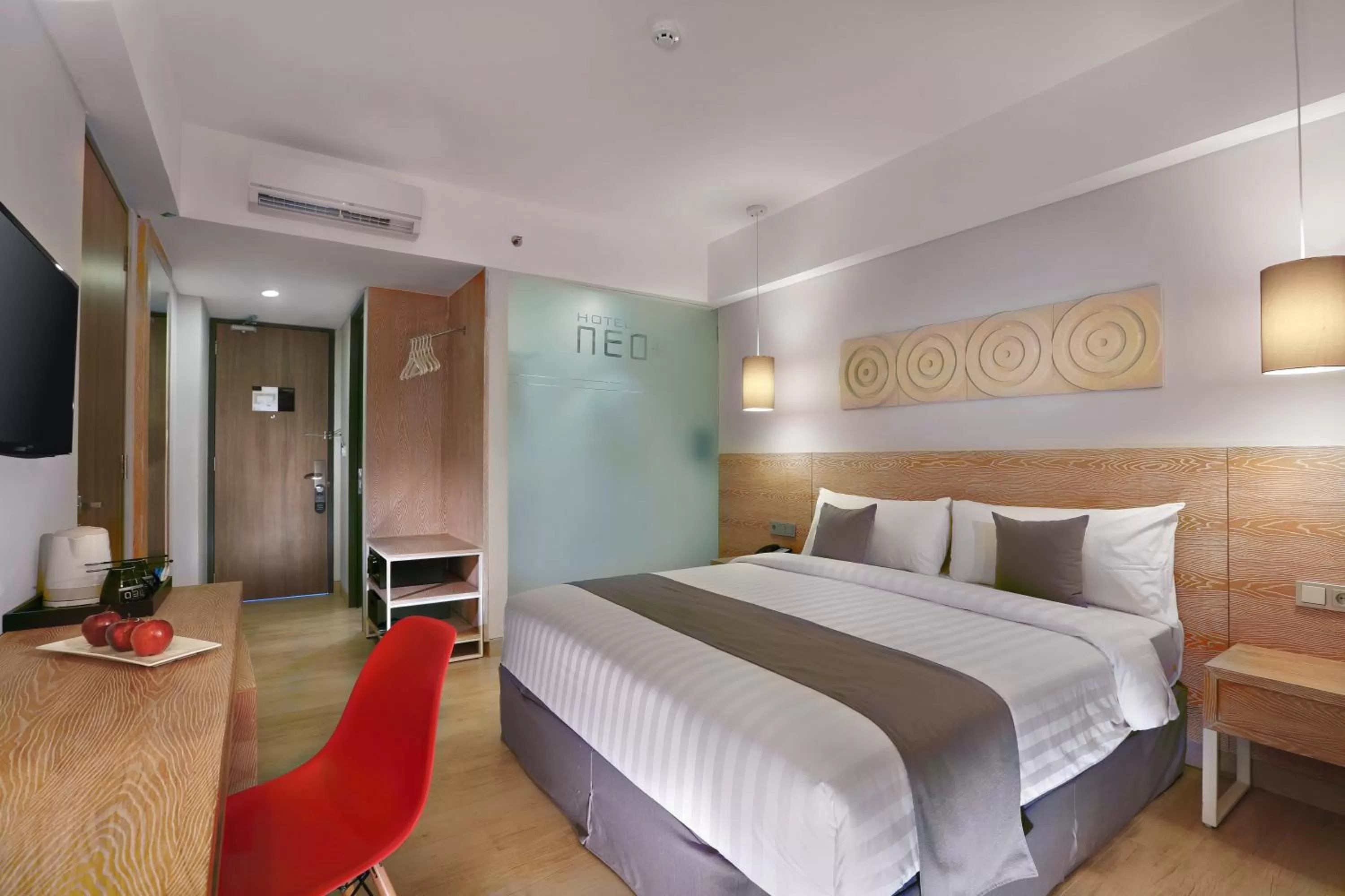 Photo of the whole room, Bed in Hotel NEO+ Kuta Legian by ASTON