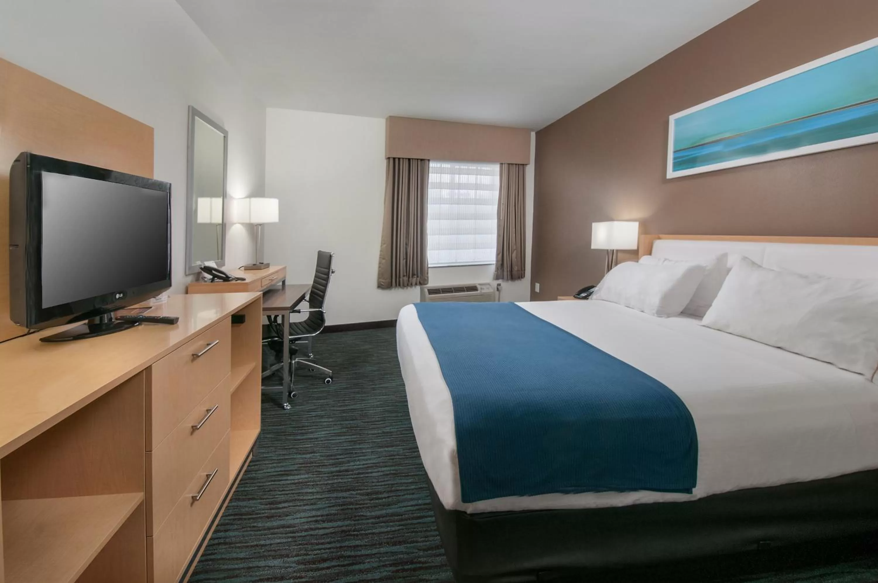 Photo of the whole room, Bed in Holiday Inn Express Hotel & Suites San Antonio - Rivercenter Area by IHG