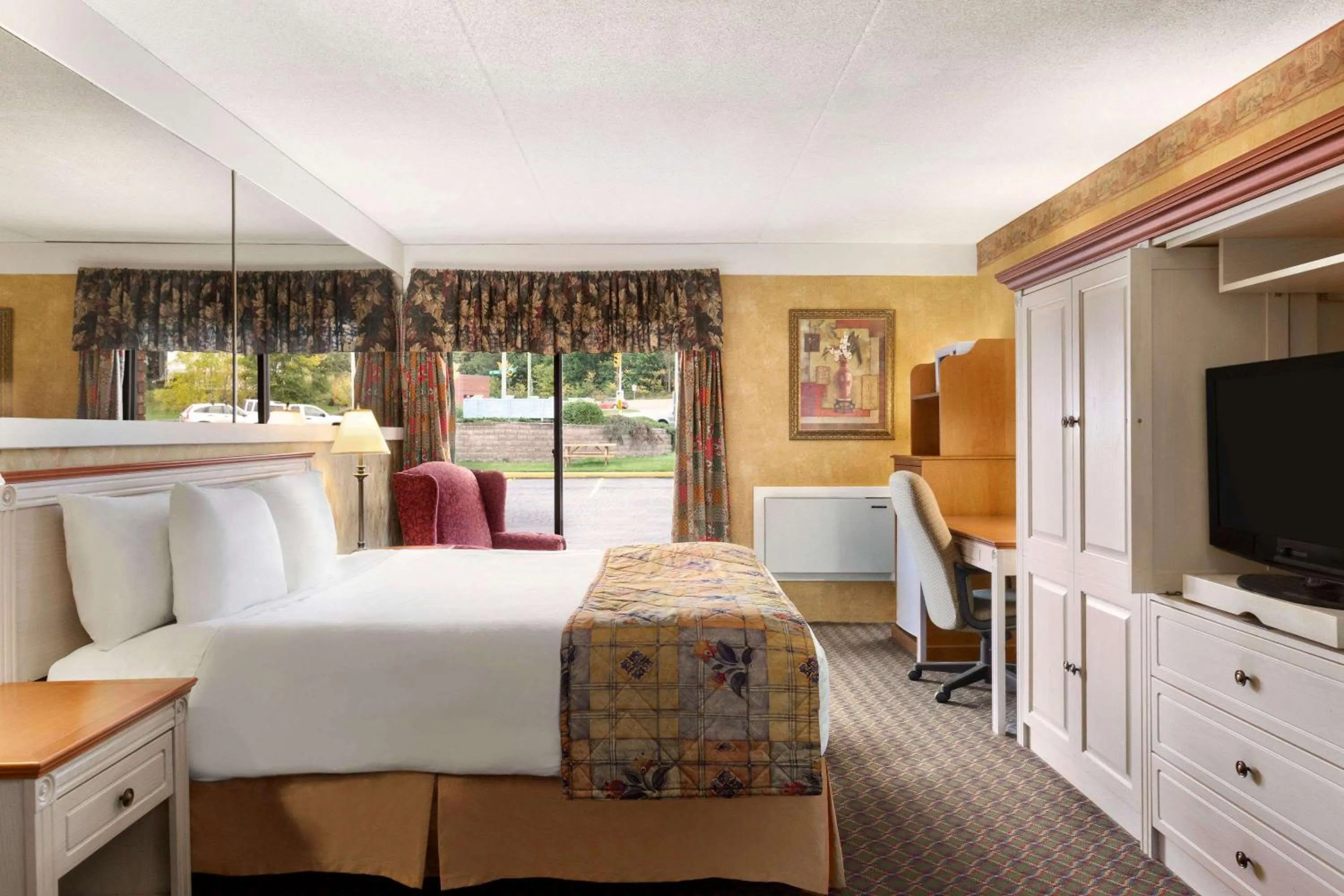 Photo of the whole room, Bed in Travelodge by Wyndham Owen Sound ON