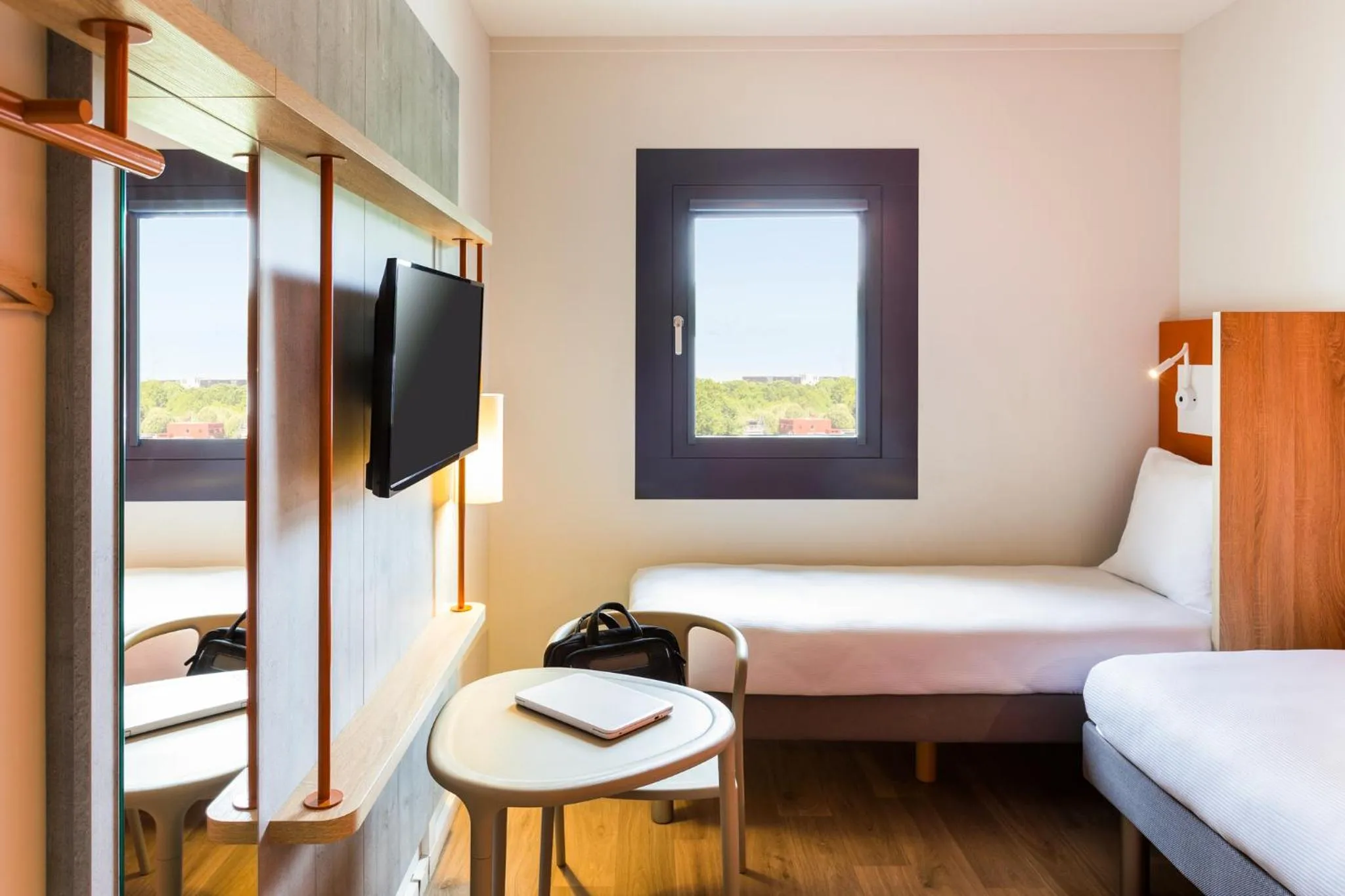 Bedroom, Bed in ibis budget Stein Maastricht