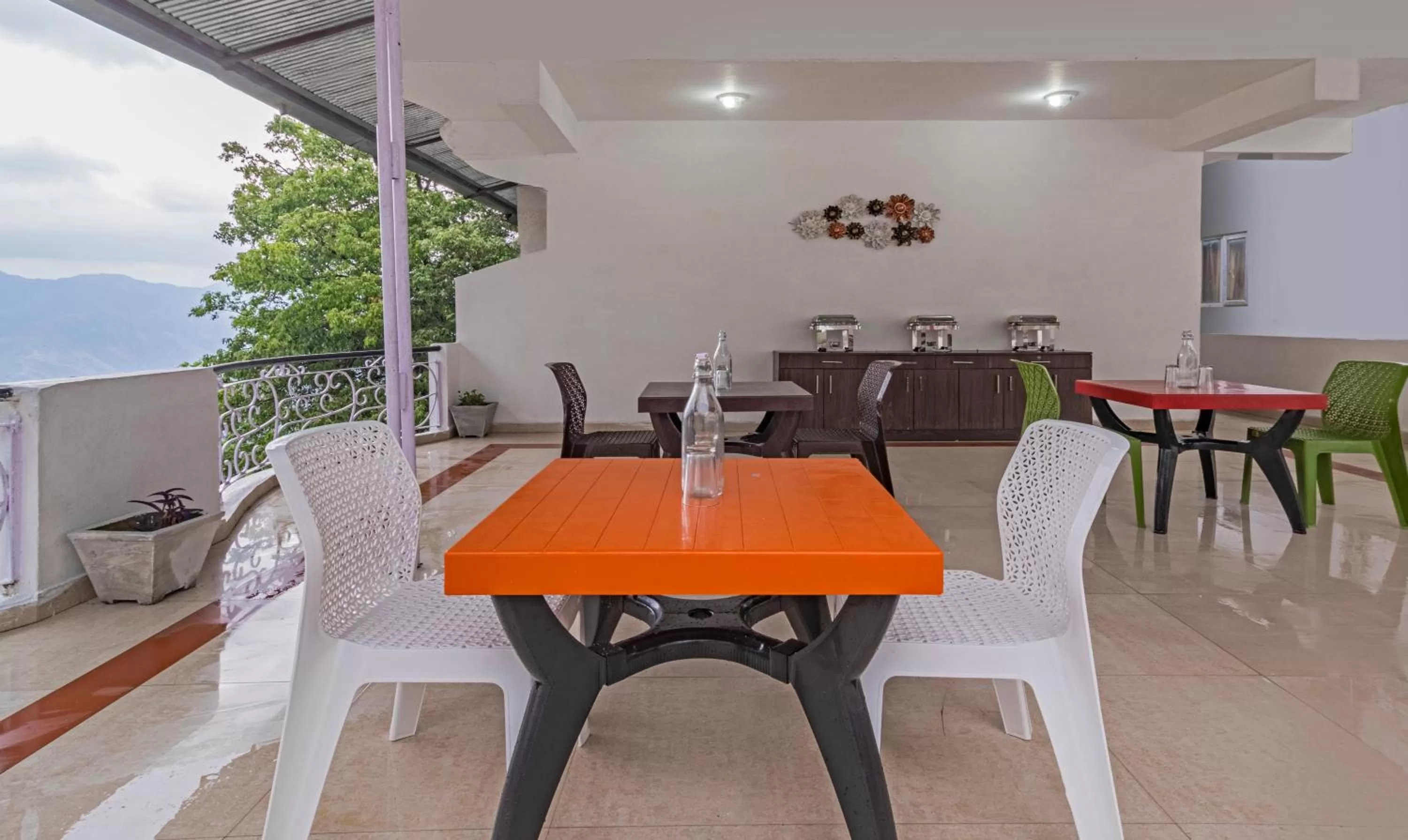 Dining area, Restaurant/Places to Eat in Itsy By Treebo - Peak View